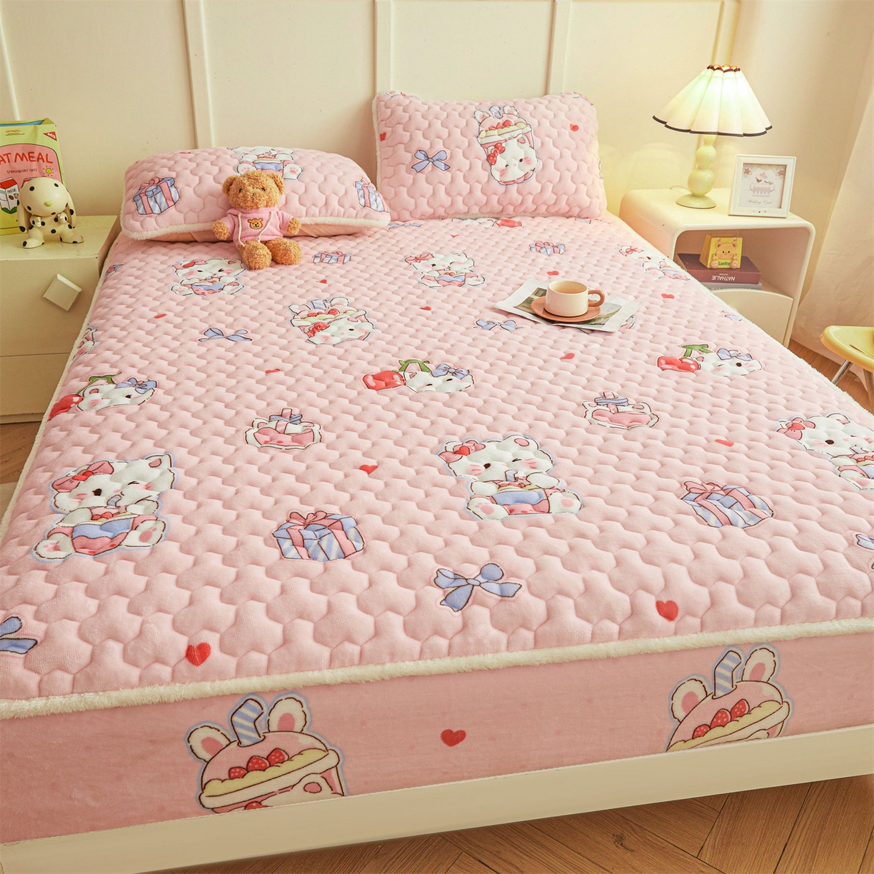 91家纺网 家纺一手货源 找家纺 雯豆家纺 2025新款牛奶绒夹棉床笠印花款床垫保护套秋冬保暖床罩 牛奶绒夹棉床笠-茶杯猫咪