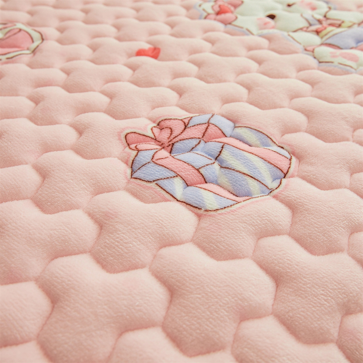 91家纺网 家纺一手货源 找家纺 雯豆家纺 2025新款牛奶绒夹棉床笠印花款床垫保护套秋冬保暖床罩 牛奶绒夹棉床笠-茶杯猫咪