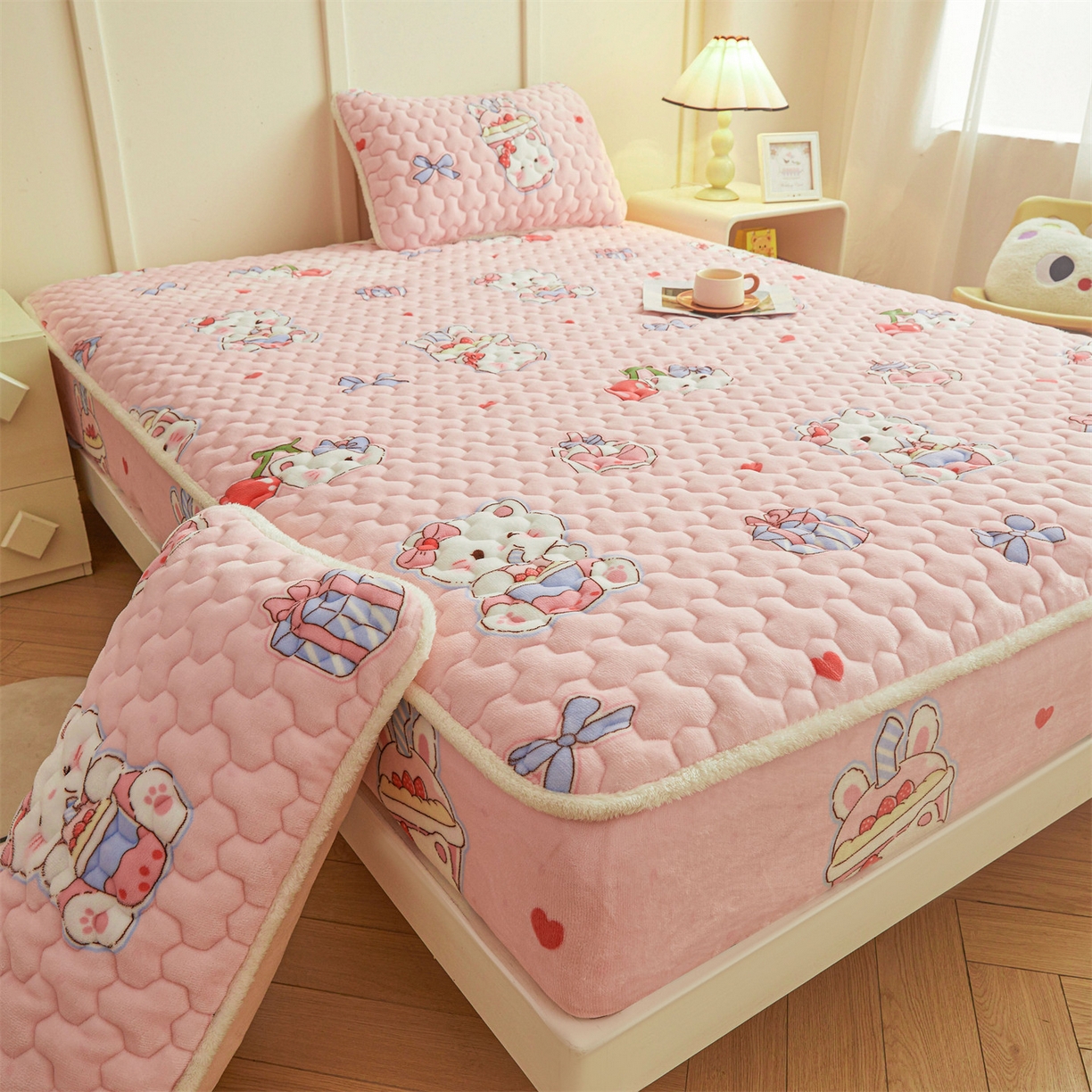 91家纺网 家纺一手货源 找家纺 雯豆家纺 2025新款牛奶绒夹棉床笠印花款床垫保护套秋冬保暖床罩 牛奶绒夹棉床笠-茶杯猫咪