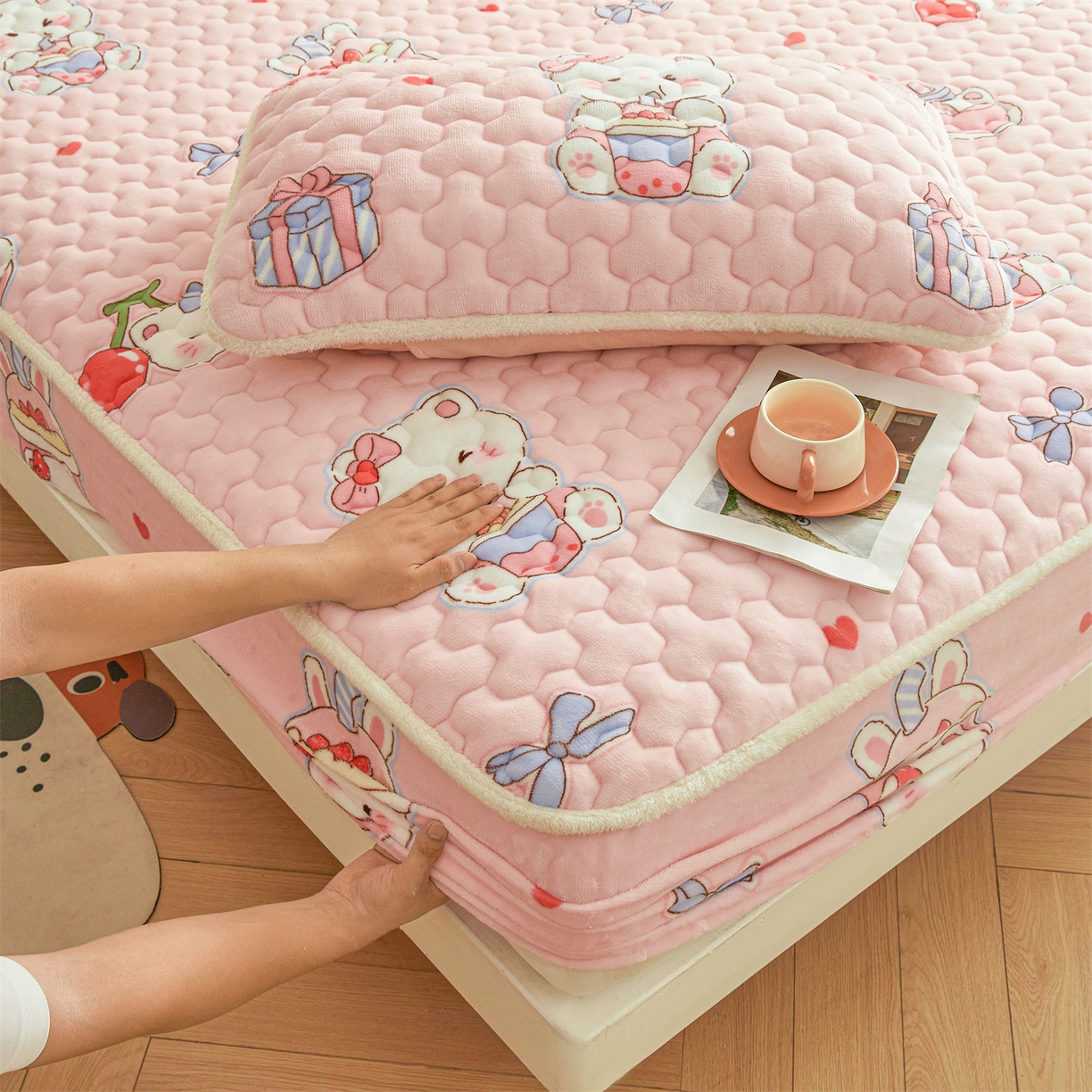 91家纺网 家纺一手货源 找家纺 雯豆家纺 2025新款牛奶绒夹棉床笠印花款床垫保护套秋冬保暖床罩 牛奶绒夹棉床笠-茶杯猫咪