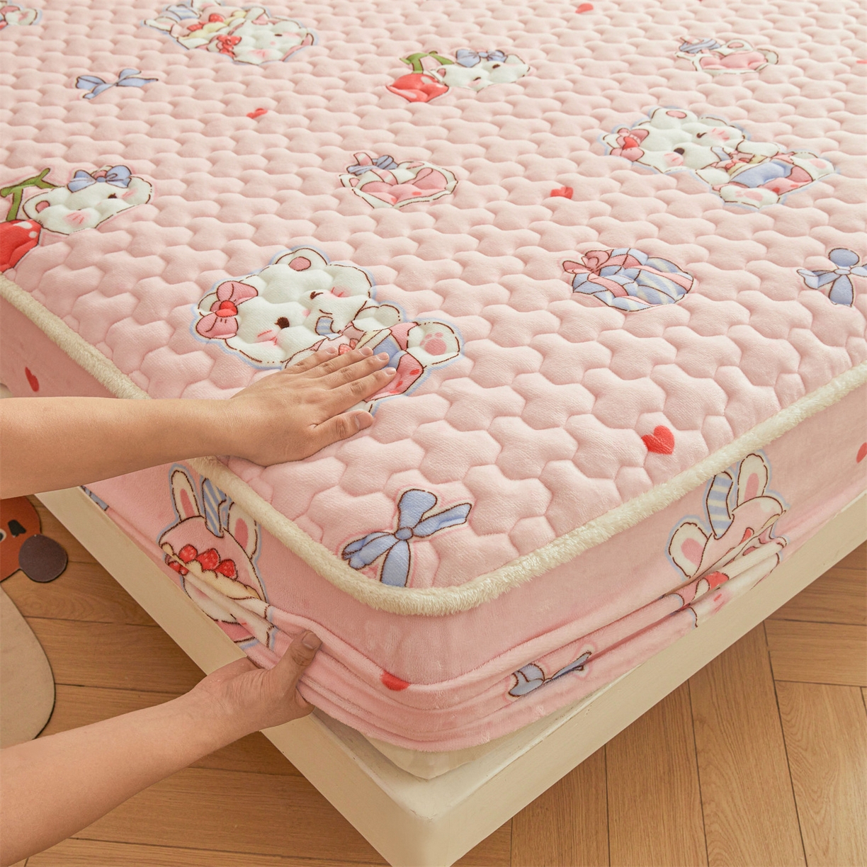 91家纺网 家纺一手货源 找家纺 雯豆家纺 2025新款牛奶绒夹棉床笠印花款床垫保护套秋冬保暖床罩 牛奶绒夹棉床笠-茶杯猫咪