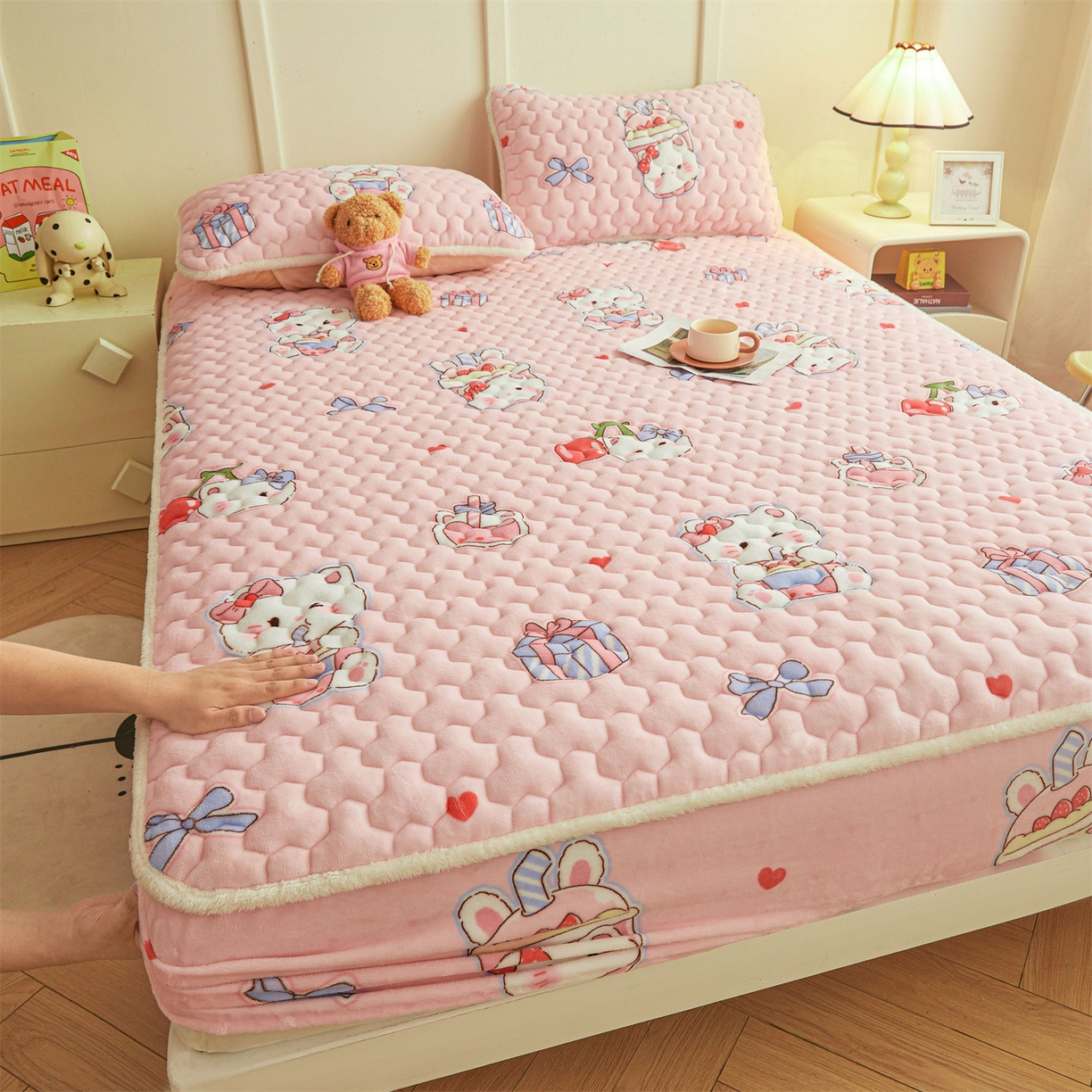 91家纺网 家纺一手货源 找家纺 雯豆家纺 2025新款牛奶绒夹棉床笠印花款床垫保护套秋冬保暖床罩 牛奶绒夹棉床笠-茶杯猫咪