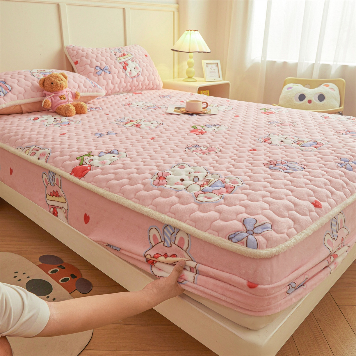 91家纺网 家纺一手货源 找家纺 雯豆家纺 2025新款牛奶绒夹棉床笠印花款床垫保护套秋冬保暖床罩 牛奶绒夹棉床笠-茶杯猫咪