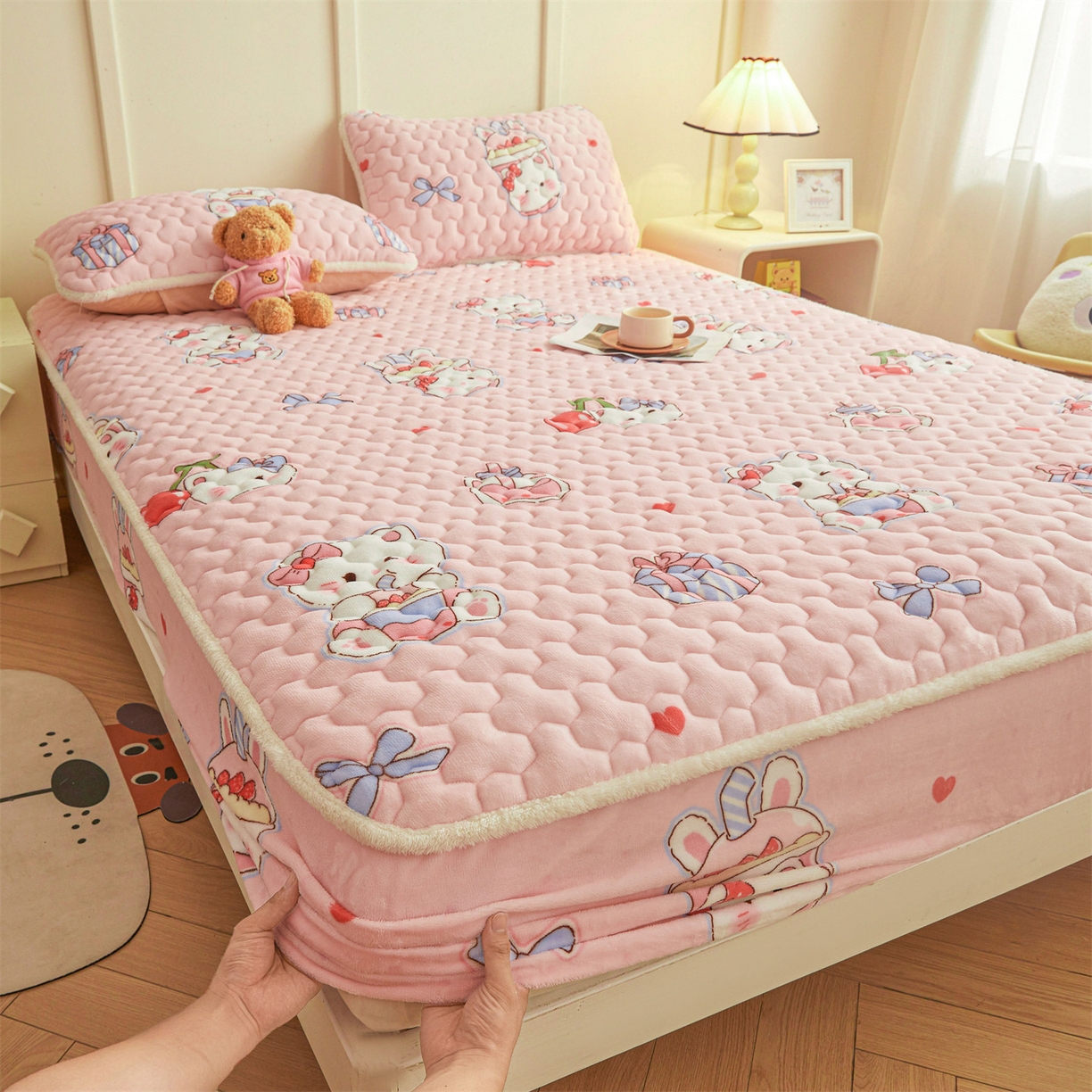 91家纺网 家纺一手货源 找家纺 雯豆家纺 2025新款牛奶绒夹棉床笠印花款床垫保护套秋冬保暖床罩 牛奶绒夹棉床笠-茶杯猫咪