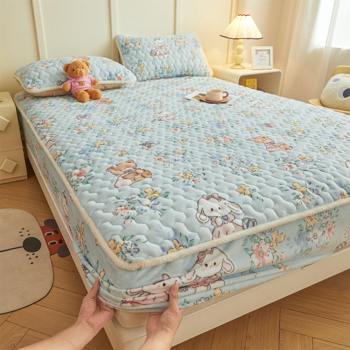 91家纺网 家纺一手货源 找家纺 雯豆家纺 2025新款牛奶绒夹棉床笠印花款床垫保护套秋冬保暖床罩 牛奶绒夹棉床笠-多彩生活