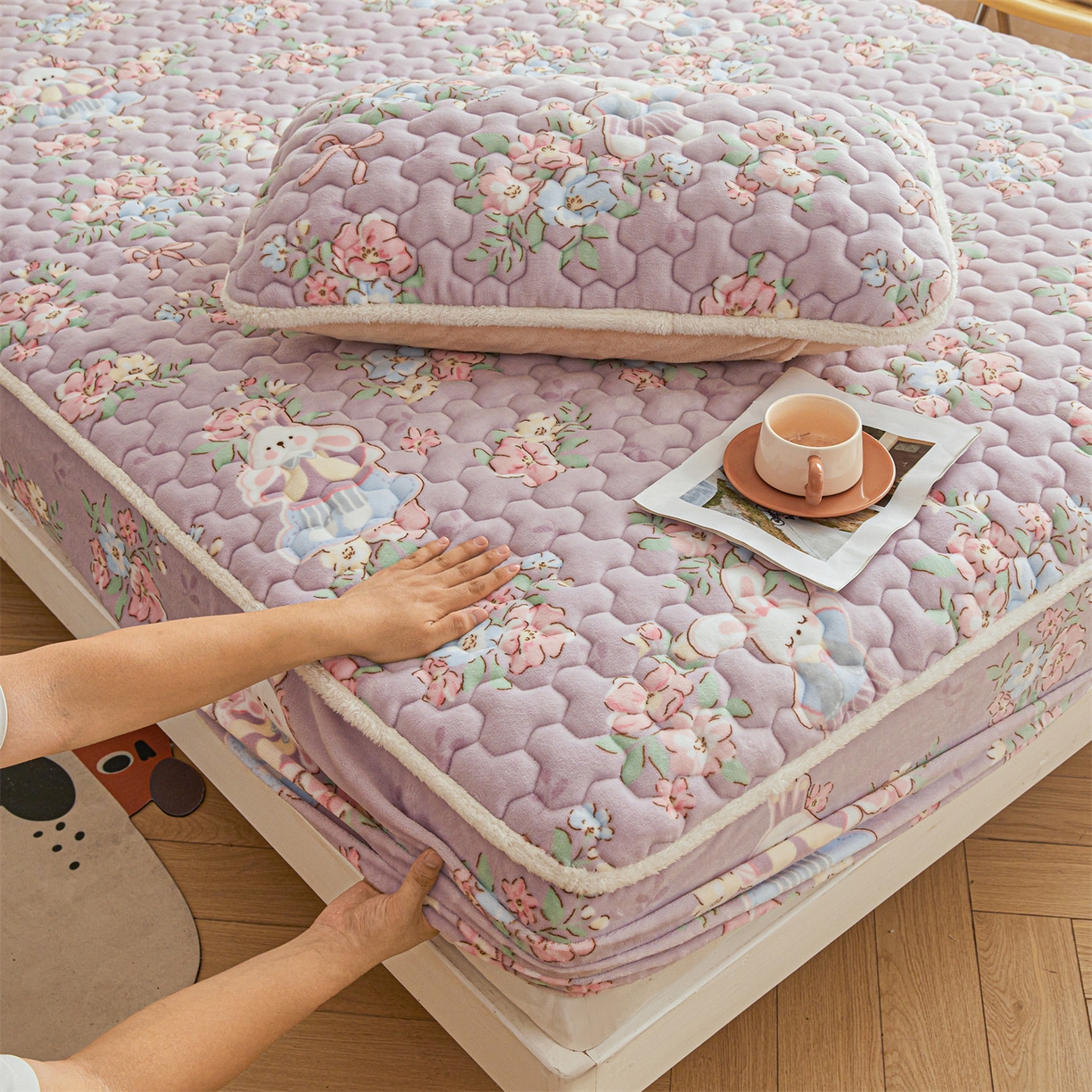 91家纺网 家纺一手货源 找家纺 雯豆家纺 2025新款牛奶绒夹棉床笠印花款床垫保护套秋冬保暖床罩 牛奶绒夹棉床笠-花花仙子