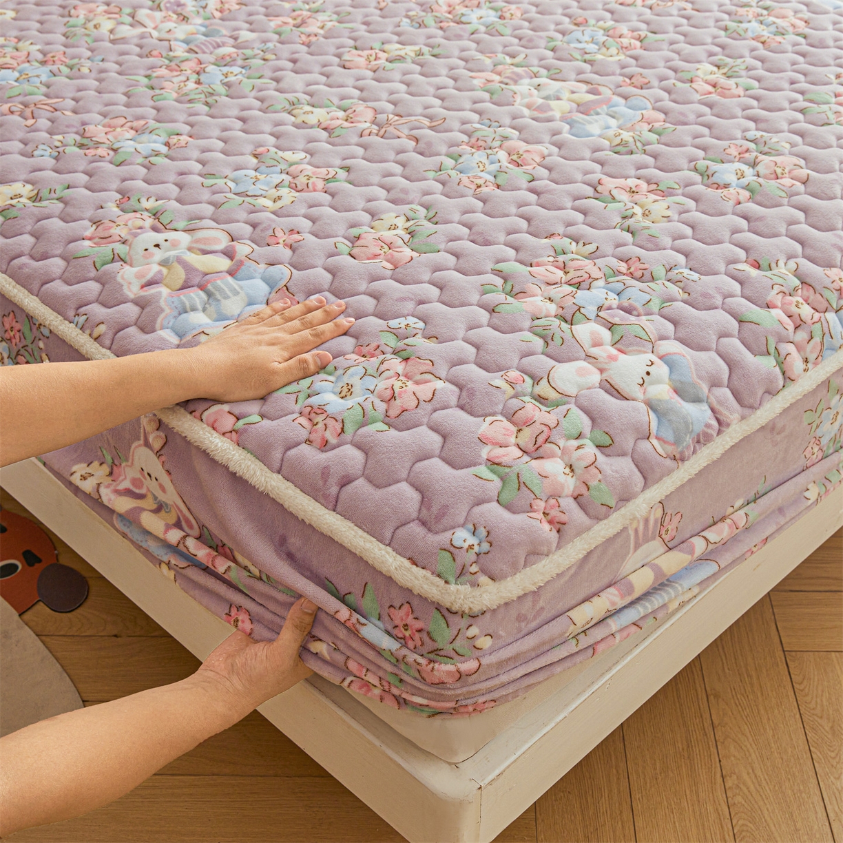 91家纺网 家纺一手货源 找家纺 雯豆家纺 2025新款牛奶绒夹棉床笠印花款床垫保护套秋冬保暖床罩 牛奶绒夹棉床笠-花花仙子