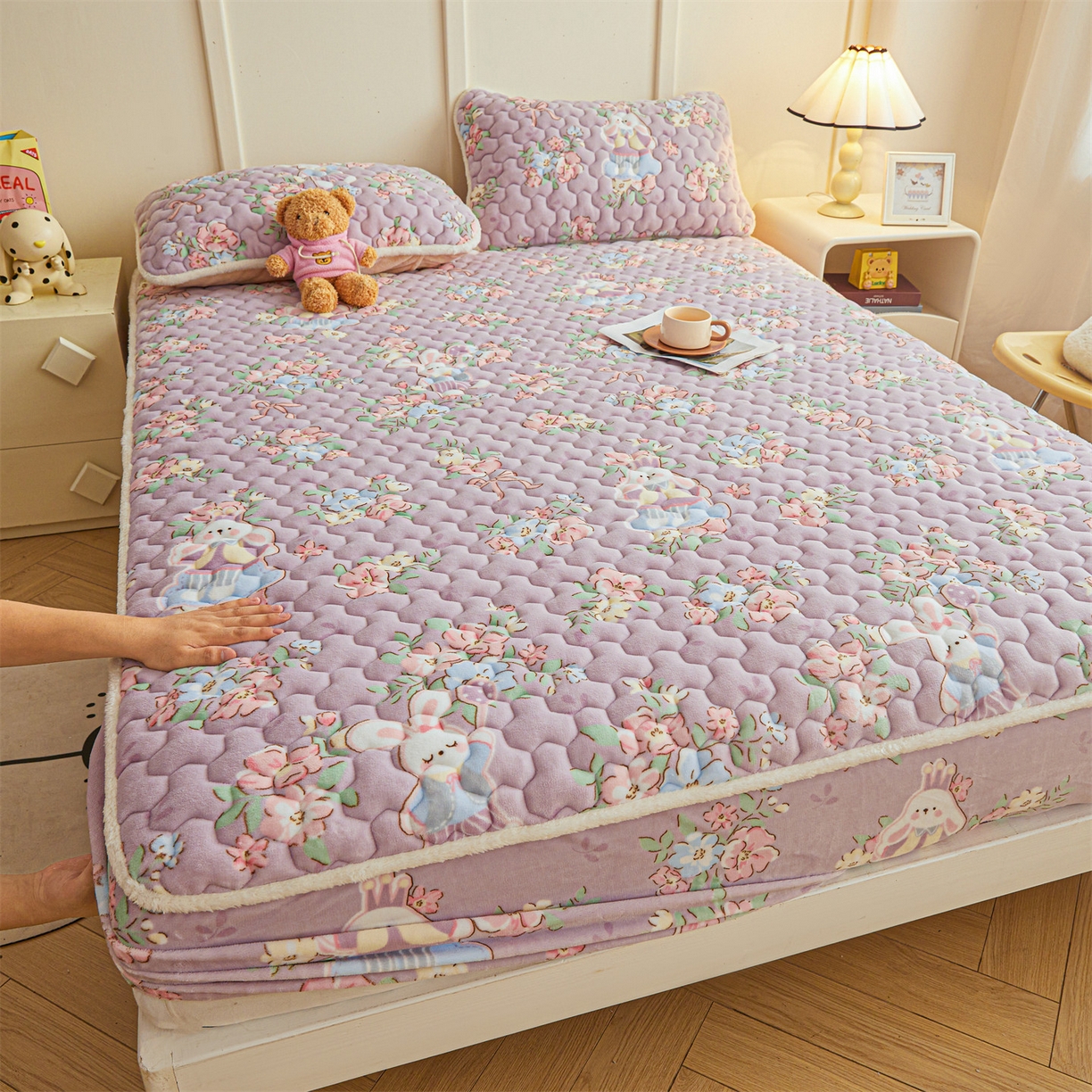 91家纺网 家纺一手货源 找家纺 雯豆家纺 2025新款牛奶绒夹棉床笠印花款床垫保护套秋冬保暖床罩 牛奶绒夹棉床笠-花花仙子