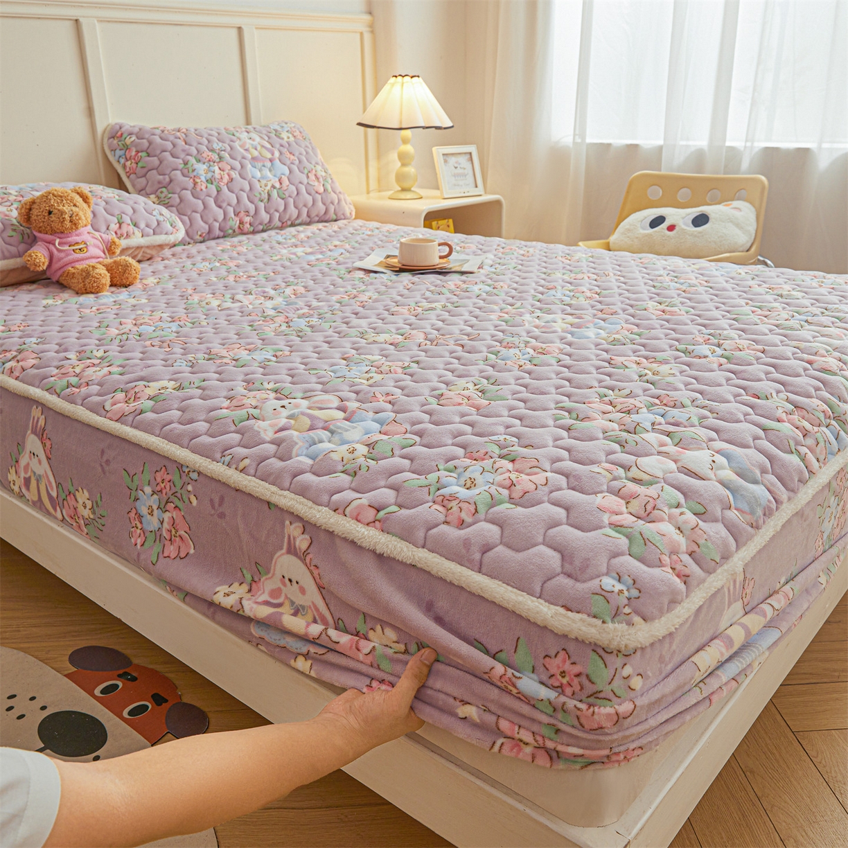 91家纺网 家纺一手货源 找家纺 雯豆家纺 2025新款牛奶绒夹棉床笠印花款床垫保护套秋冬保暖床罩 牛奶绒夹棉床笠-花花仙子