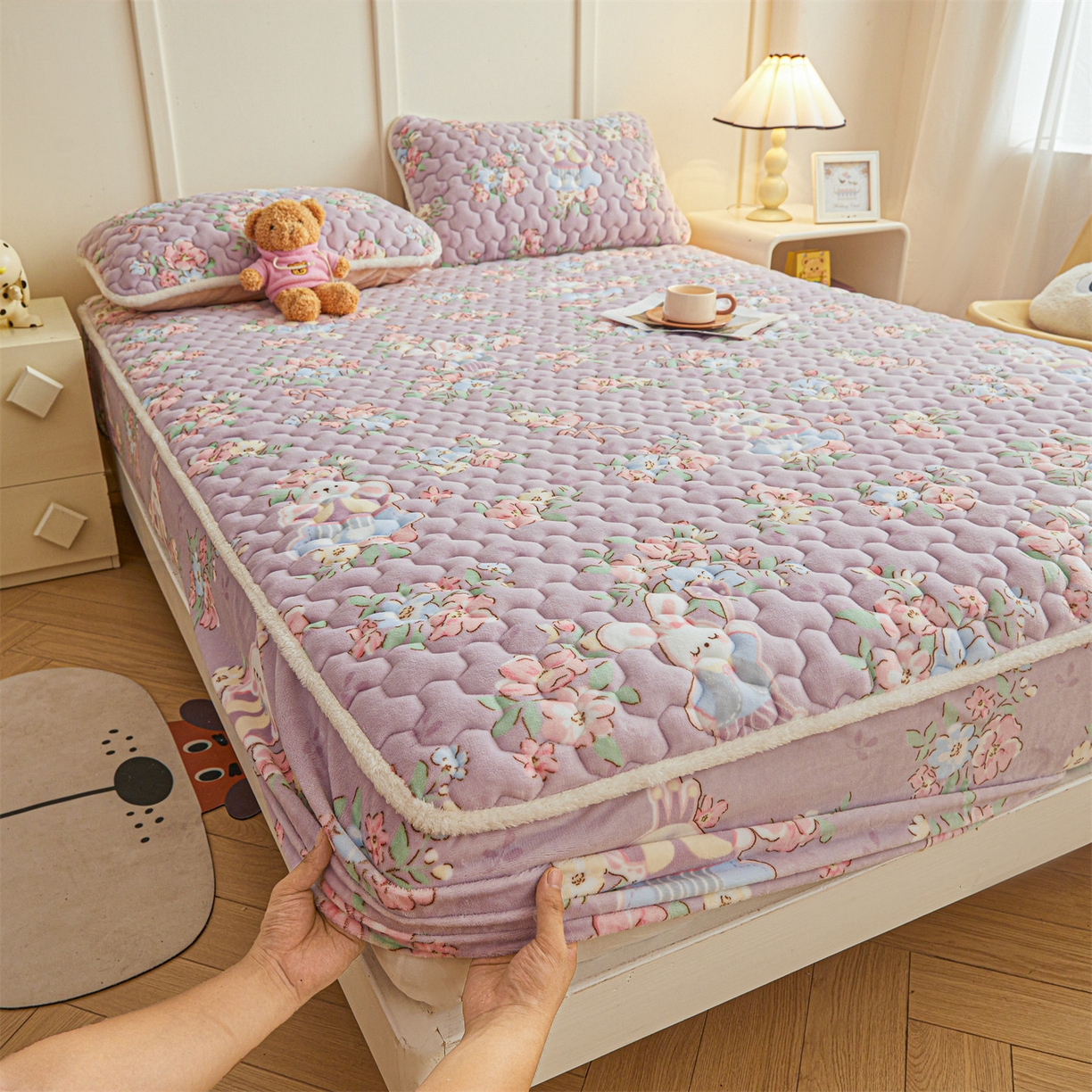 91家纺网 家纺一手货源 找家纺 雯豆家纺 2025新款牛奶绒夹棉床笠印花款床垫保护套秋冬保暖床罩 牛奶绒夹棉床笠-花花仙子