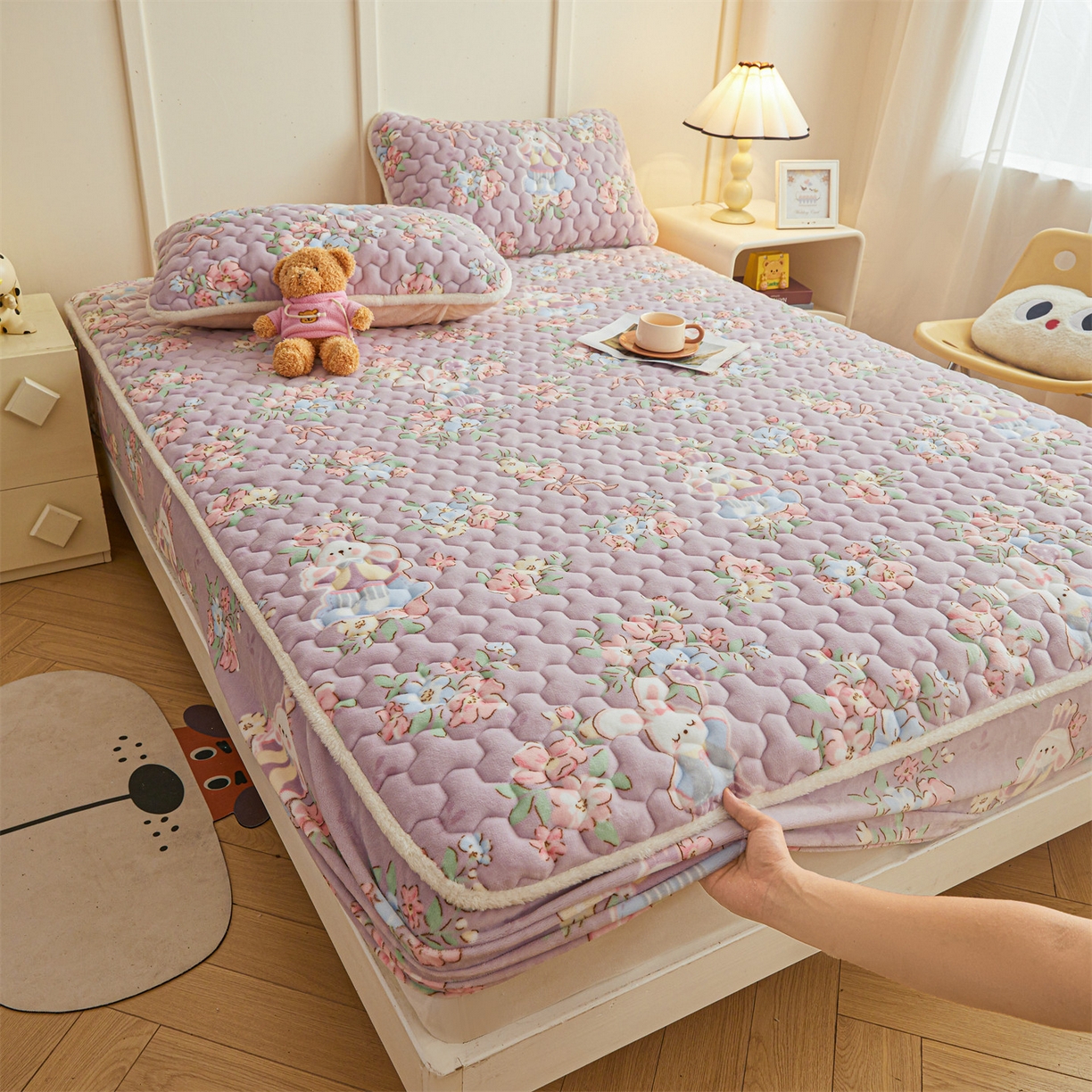 91家纺网 家纺一手货源 找家纺 雯豆家纺 2025新款牛奶绒夹棉床笠印花款床垫保护套秋冬保暖床罩 牛奶绒夹棉床笠-花花仙子