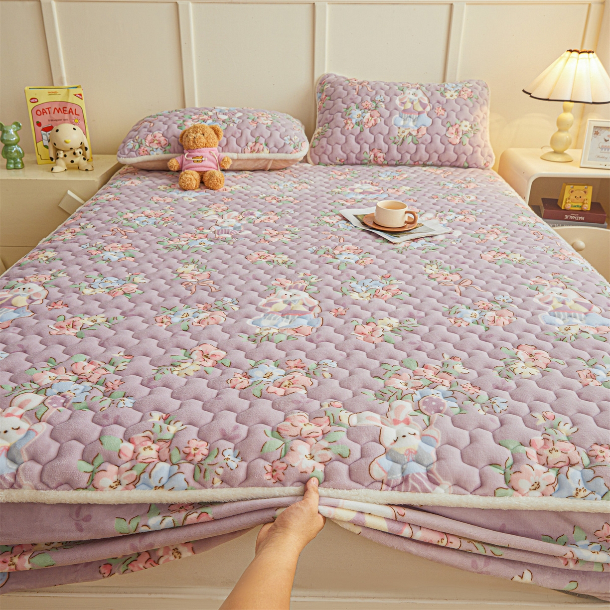 91家纺网 家纺一手货源 找家纺 雯豆家纺 2025新款牛奶绒夹棉床笠印花款床垫保护套秋冬保暖床罩 牛奶绒夹棉床笠-花花仙子