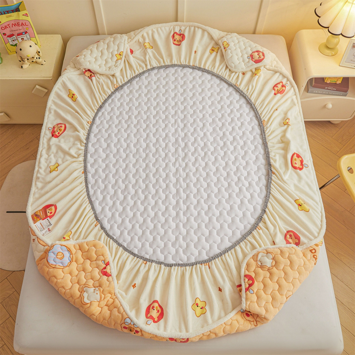 91家纺网 家纺一手货源 找家纺 雯豆家纺 2025新款牛奶绒夹棉床笠印花款床垫保护套秋冬保暖床罩 牛奶绒夹棉床笠-欢乐聚会