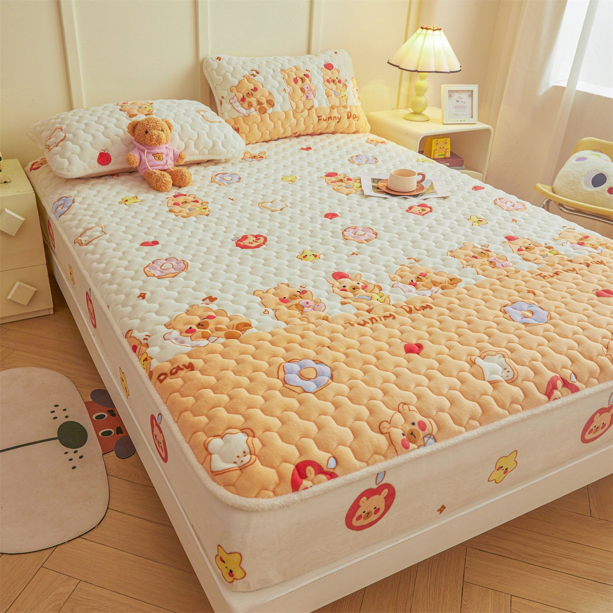 91家纺网 家纺一手货源 找家纺 雯豆家纺 2025新款牛奶绒夹棉床笠印花款床垫保护套秋冬保暖床罩 牛奶绒夹棉床笠-欢乐聚会