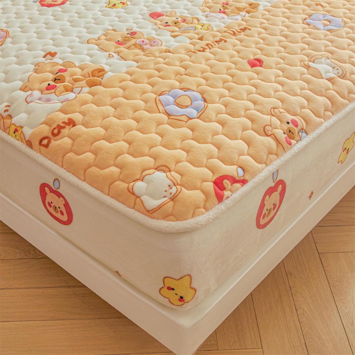 91家纺网 家纺一手货源 找家纺 雯豆家纺 2025新款牛奶绒夹棉床笠印花款床垫保护套秋冬保暖床罩 牛奶绒夹棉床笠-欢乐聚会