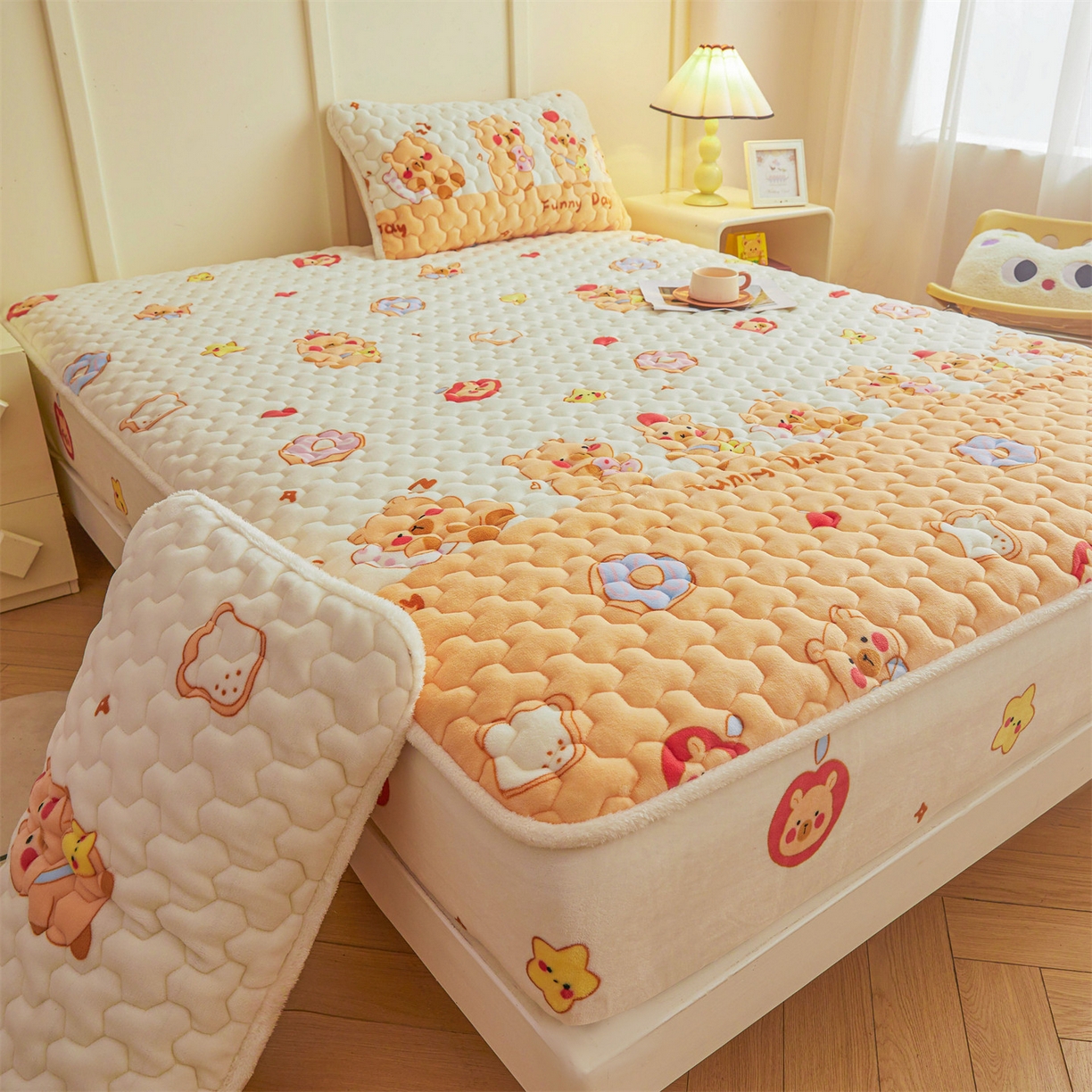 91家纺网 家纺一手货源 找家纺 雯豆家纺 2025新款牛奶绒夹棉床笠印花款床垫保护套秋冬保暖床罩 牛奶绒夹棉床笠-欢乐聚会