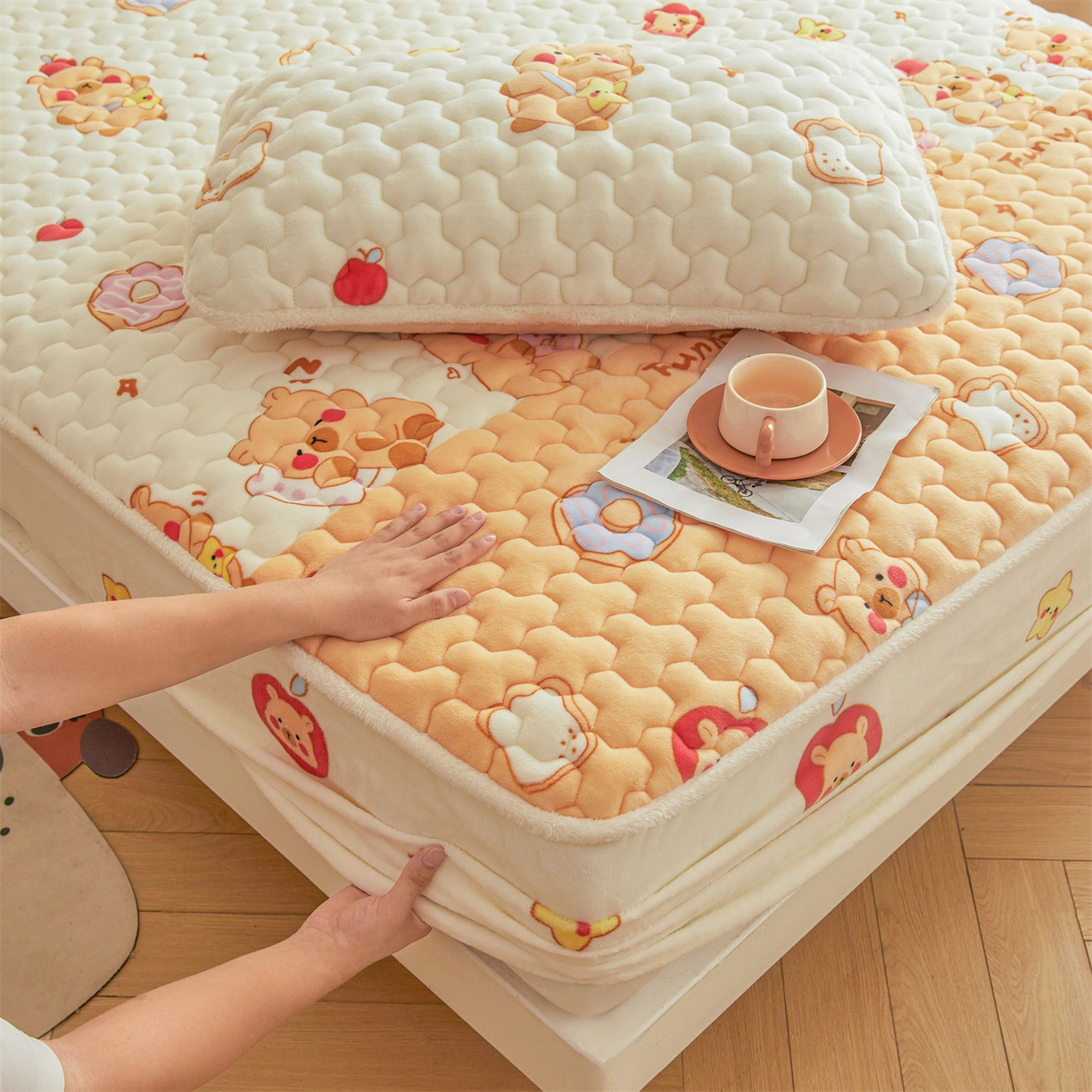 91家纺网 家纺一手货源 找家纺 雯豆家纺 2025新款牛奶绒夹棉床笠印花款床垫保护套秋冬保暖床罩 牛奶绒夹棉床笠-欢乐聚会