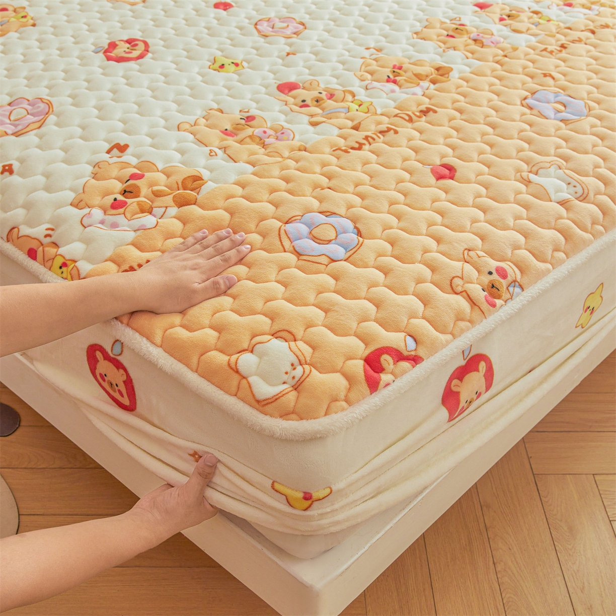 91家纺网 家纺一手货源 找家纺 雯豆家纺 2025新款牛奶绒夹棉床笠印花款床垫保护套秋冬保暖床罩 牛奶绒夹棉床笠-欢乐聚会