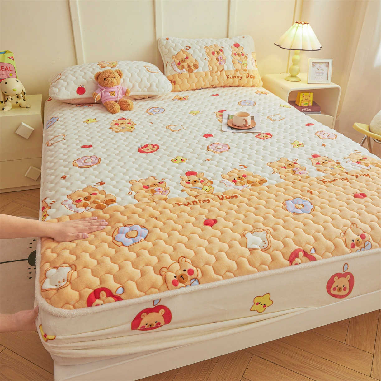 91家纺网 家纺一手货源 找家纺 雯豆家纺 2025新款牛奶绒夹棉床笠印花款床垫保护套秋冬保暖床罩 牛奶绒夹棉床笠-欢乐聚会