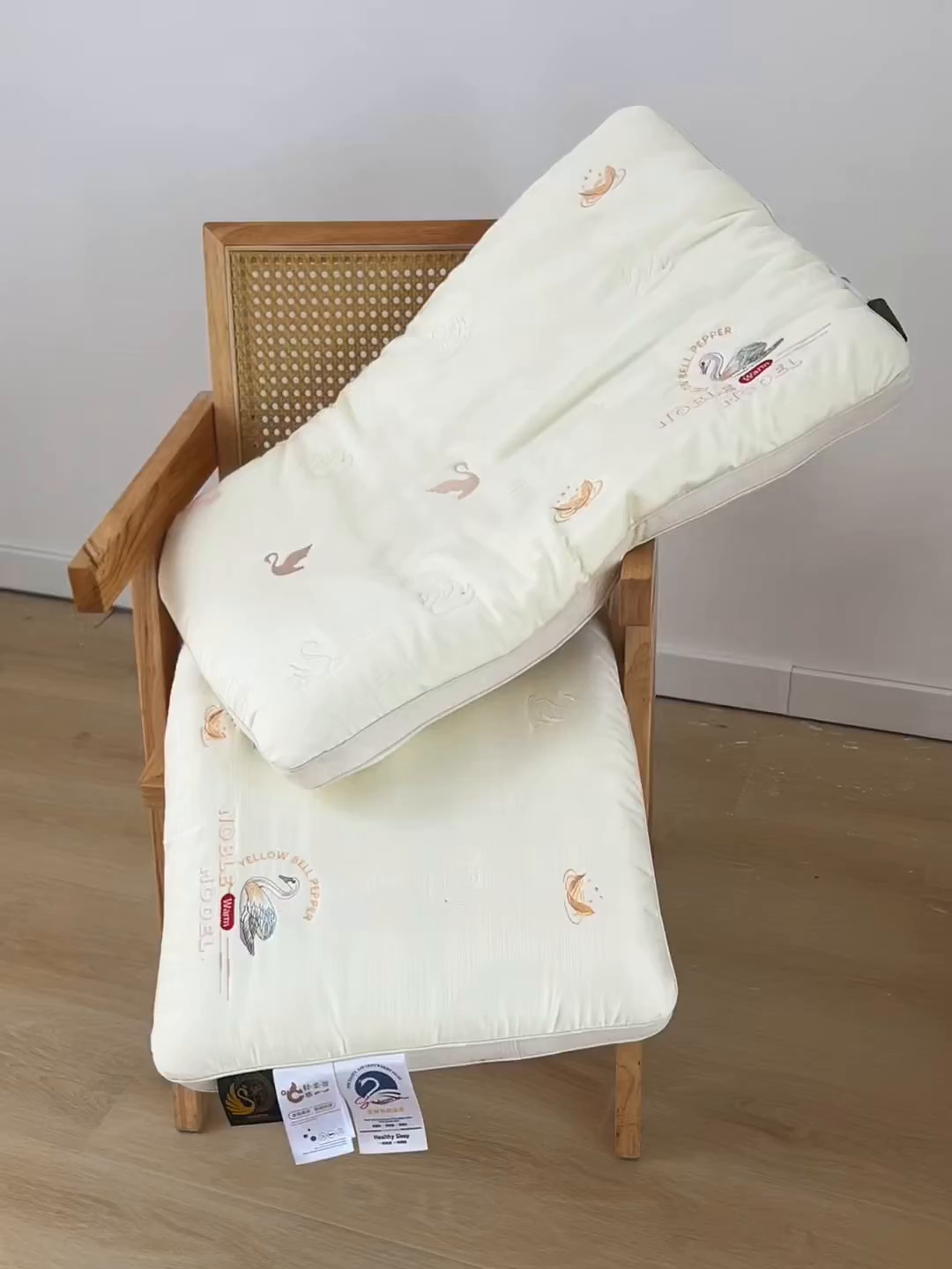 91家纺网 家纺一手货源 找家纺 （总）鼎晟纺 2025新款立体提花咏鹅刺绣护颈枕学生枕头成人枕芯