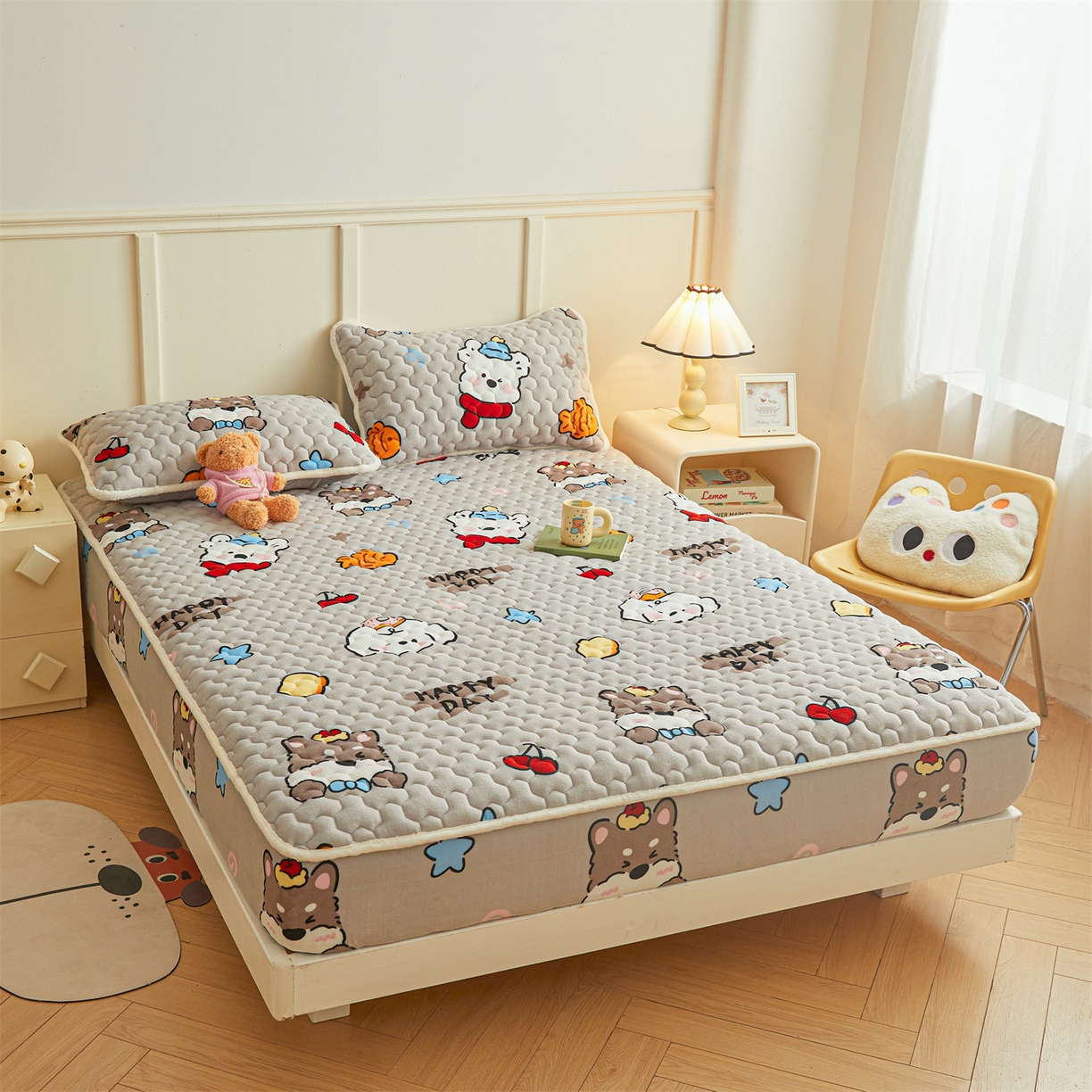 91家纺网 家纺一手货源 找家纺 雯豆家纺 2025新款牛奶绒夹棉床笠印花款床垫保护套秋冬保暖床罩 牛奶绒夹棉床笠-假日小狗