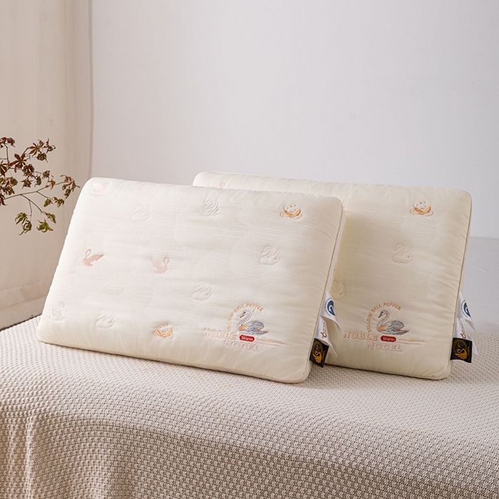 91家纺网 家纺一手货源 找家纺 （总）鼎晟纺 2025新款立体提花咏鹅刺绣护颈枕学生枕头成人枕芯