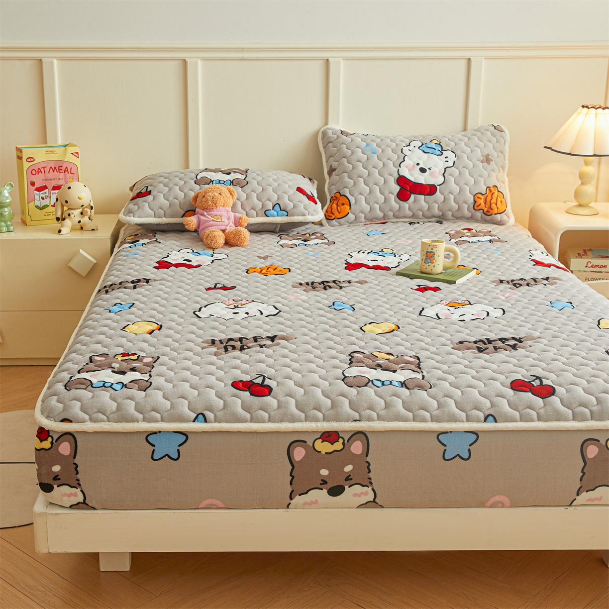 91家纺网 家纺一手货源 找家纺 雯豆家纺 2025新款牛奶绒夹棉床笠印花款床垫保护套秋冬保暖床罩 牛奶绒夹棉床笠-假日小狗