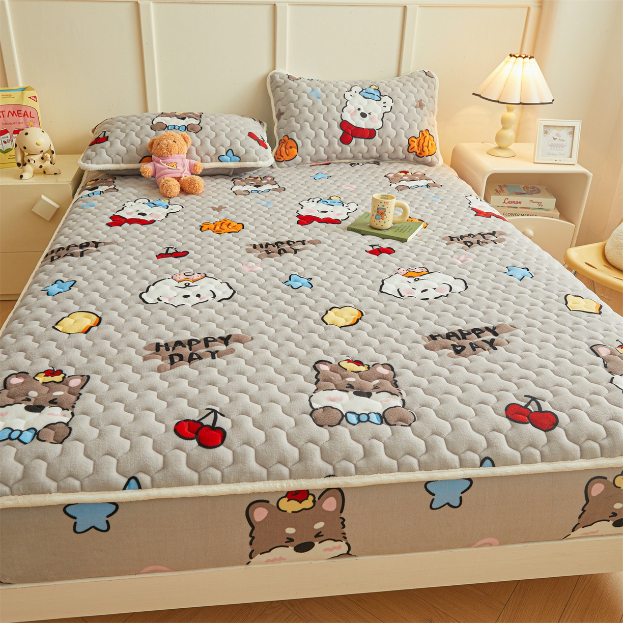 91家纺网 家纺一手货源 找家纺 雯豆家纺 2025新款牛奶绒夹棉床笠印花款床垫保护套秋冬保暖床罩 牛奶绒夹棉床笠-假日小狗