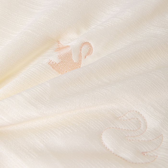 91家纺网 家纺一手货源 找家纺 （总）鼎晟纺 2025新款立体提花咏鹅刺绣护颈枕学生枕头成人枕芯