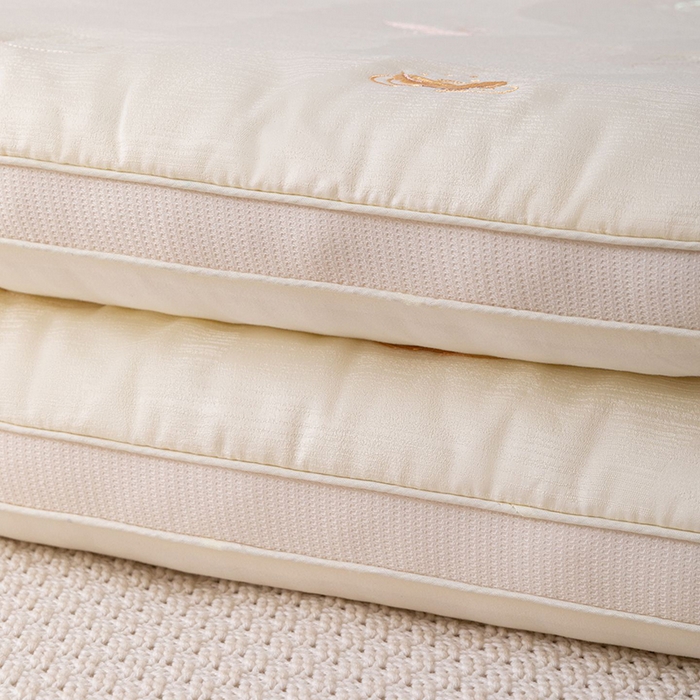 91家纺网 家纺一手货源 找家纺 （总）鼎晟纺 2025新款立体提花咏鹅刺绣护颈枕学生枕头成人枕芯