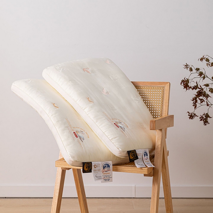 91家纺网 家纺一手货源 找家纺 （总）鼎晟纺 2025新款立体提花咏鹅刺绣护颈枕学生枕头成人枕芯