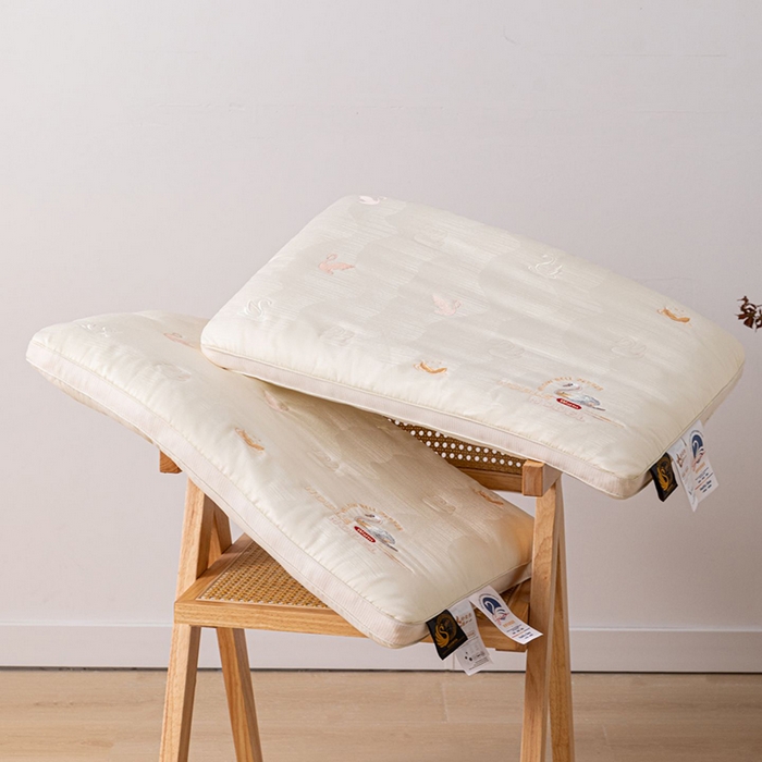 91家纺网 家纺一手货源 找家纺 （总）鼎晟纺 2025新款立体提花咏鹅刺绣护颈枕学生枕头成人枕芯