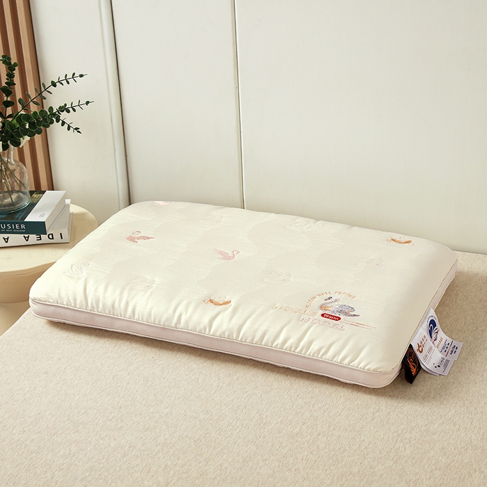 91家纺网 家纺一手货源 找家纺 （总）鼎晟纺 2025新款立体提花咏鹅刺绣护颈枕学生枕头成人枕芯