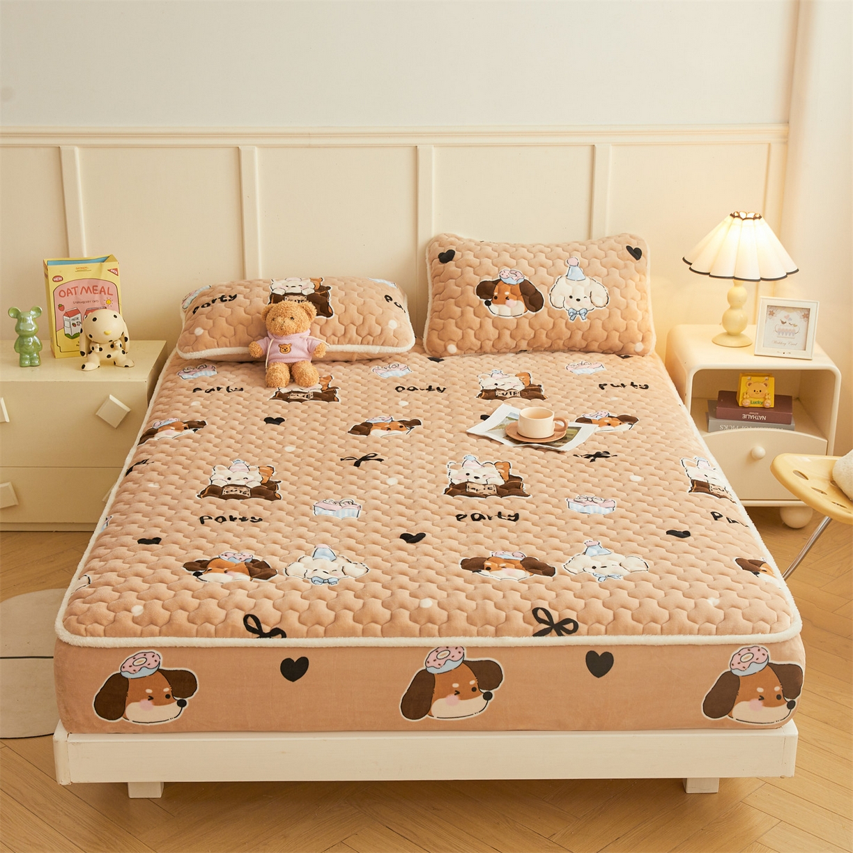 91家纺网 家纺一手货源 找家纺 雯豆家纺 2025新款牛奶绒夹棉床笠印花款床垫保护套秋冬保暖床罩 牛奶绒夹棉床笠-狂欢派对