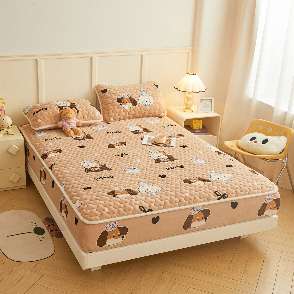 91家纺网 家纺一手货源 找家纺 雯豆家纺 2025新款牛奶绒夹棉床笠印花款床垫保护套秋冬保暖床罩 牛奶绒夹棉床笠-狂欢派对