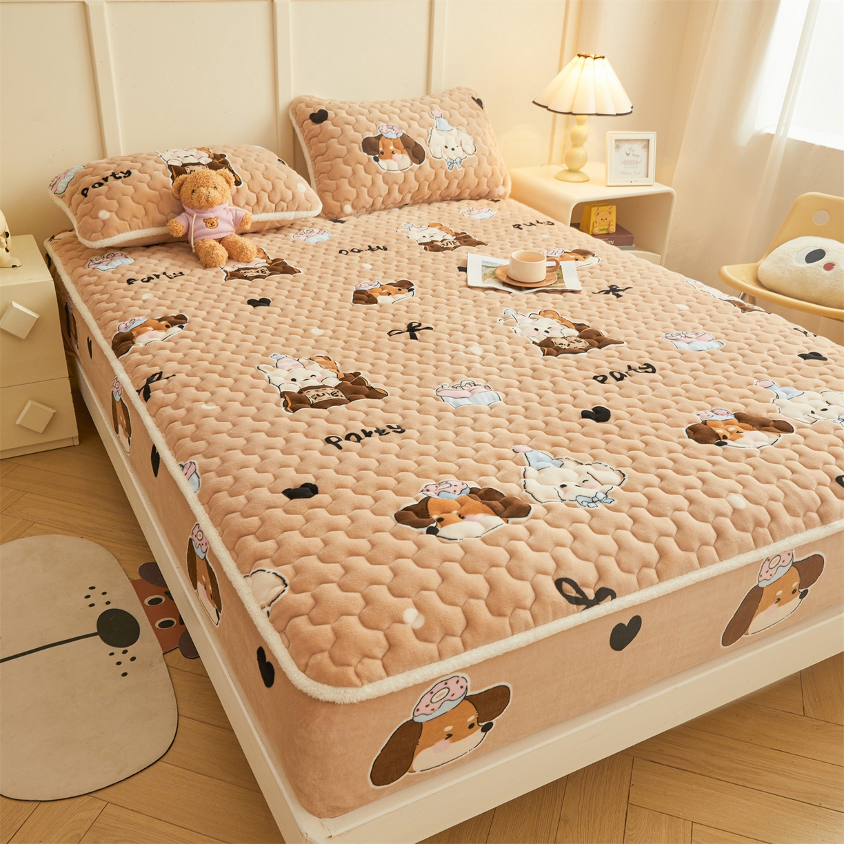 91家纺网 家纺一手货源 找家纺 雯豆家纺 2025新款牛奶绒夹棉床笠印花款床垫保护套秋冬保暖床罩 牛奶绒夹棉床笠-狂欢派对