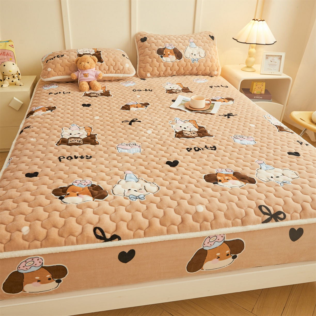 91家纺网 家纺一手货源 找家纺 雯豆家纺 2025新款牛奶绒夹棉床笠印花款床垫保护套秋冬保暖床罩 牛奶绒夹棉床笠-狂欢派对