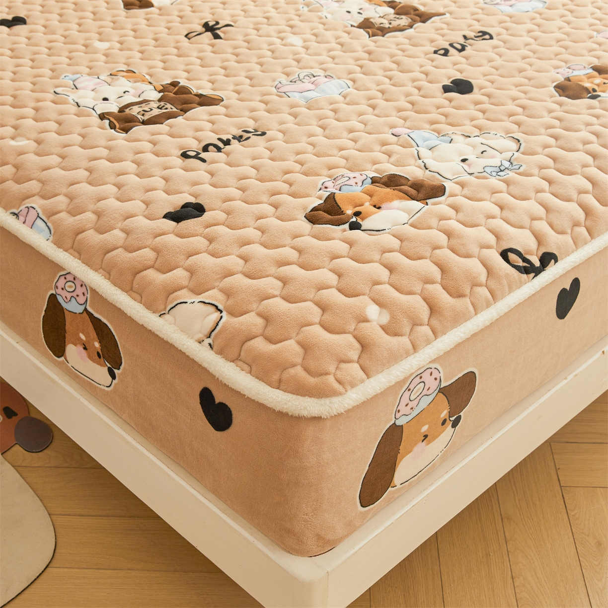 91家纺网 家纺一手货源 找家纺 雯豆家纺 2025新款牛奶绒夹棉床笠印花款床垫保护套秋冬保暖床罩 牛奶绒夹棉床笠-狂欢派对