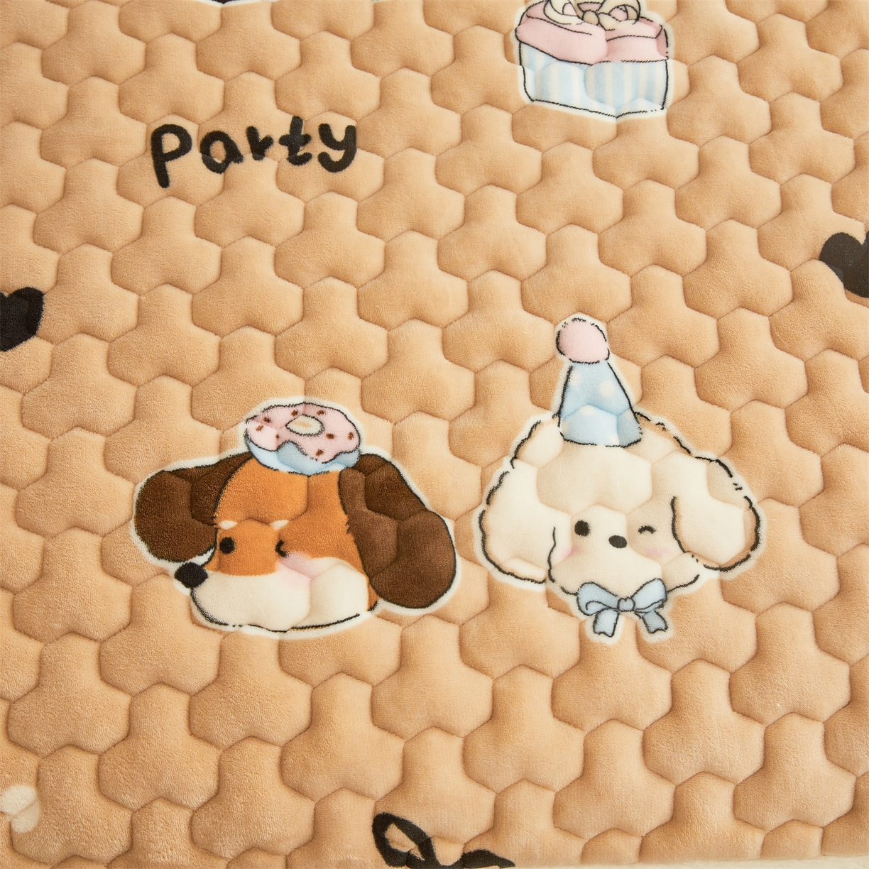 91家纺网 家纺一手货源 找家纺 雯豆家纺 2025新款牛奶绒夹棉床笠印花款床垫保护套秋冬保暖床罩 牛奶绒夹棉床笠-狂欢派对