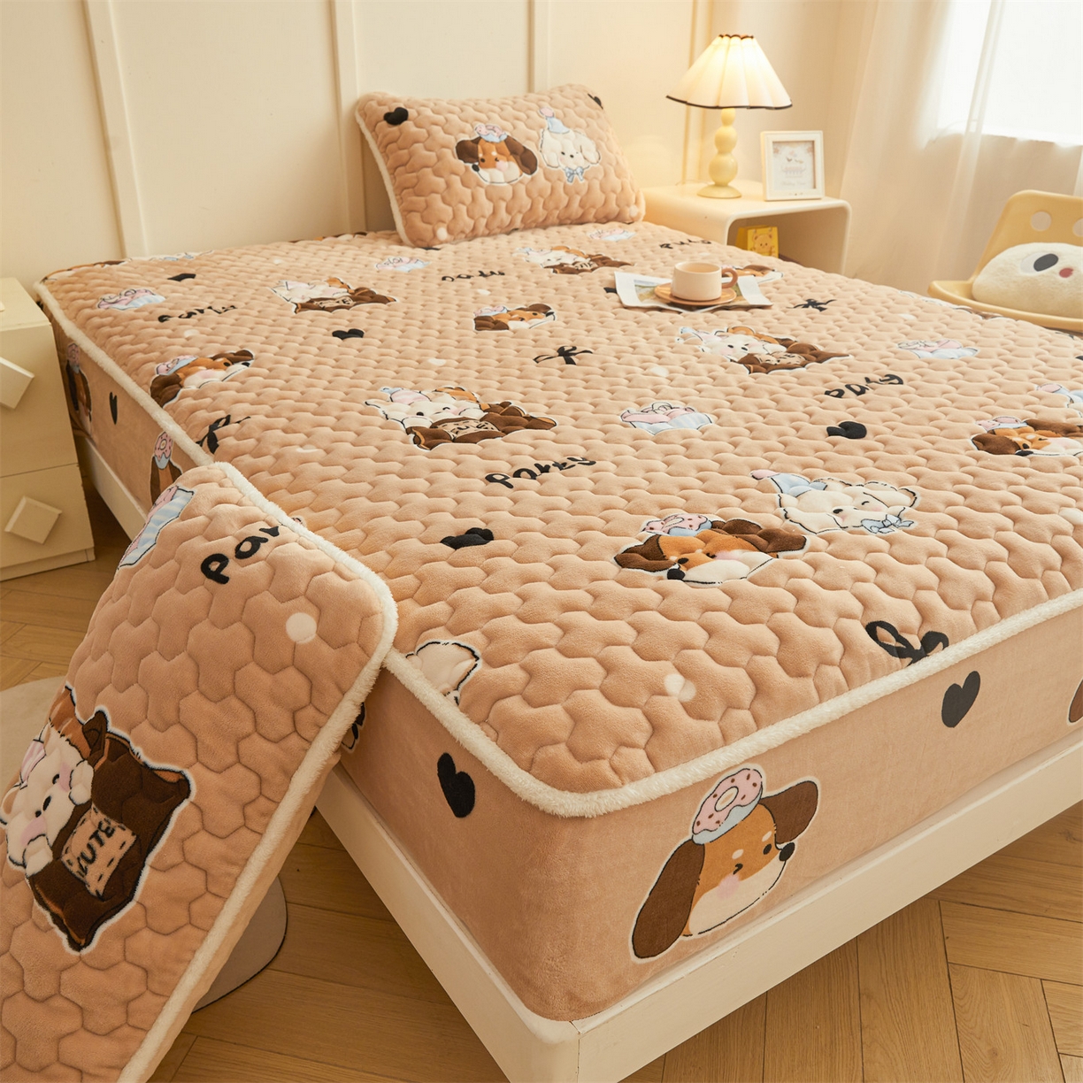 91家纺网 家纺一手货源 找家纺 雯豆家纺 2025新款牛奶绒夹棉床笠印花款床垫保护套秋冬保暖床罩 牛奶绒夹棉床笠-狂欢派对