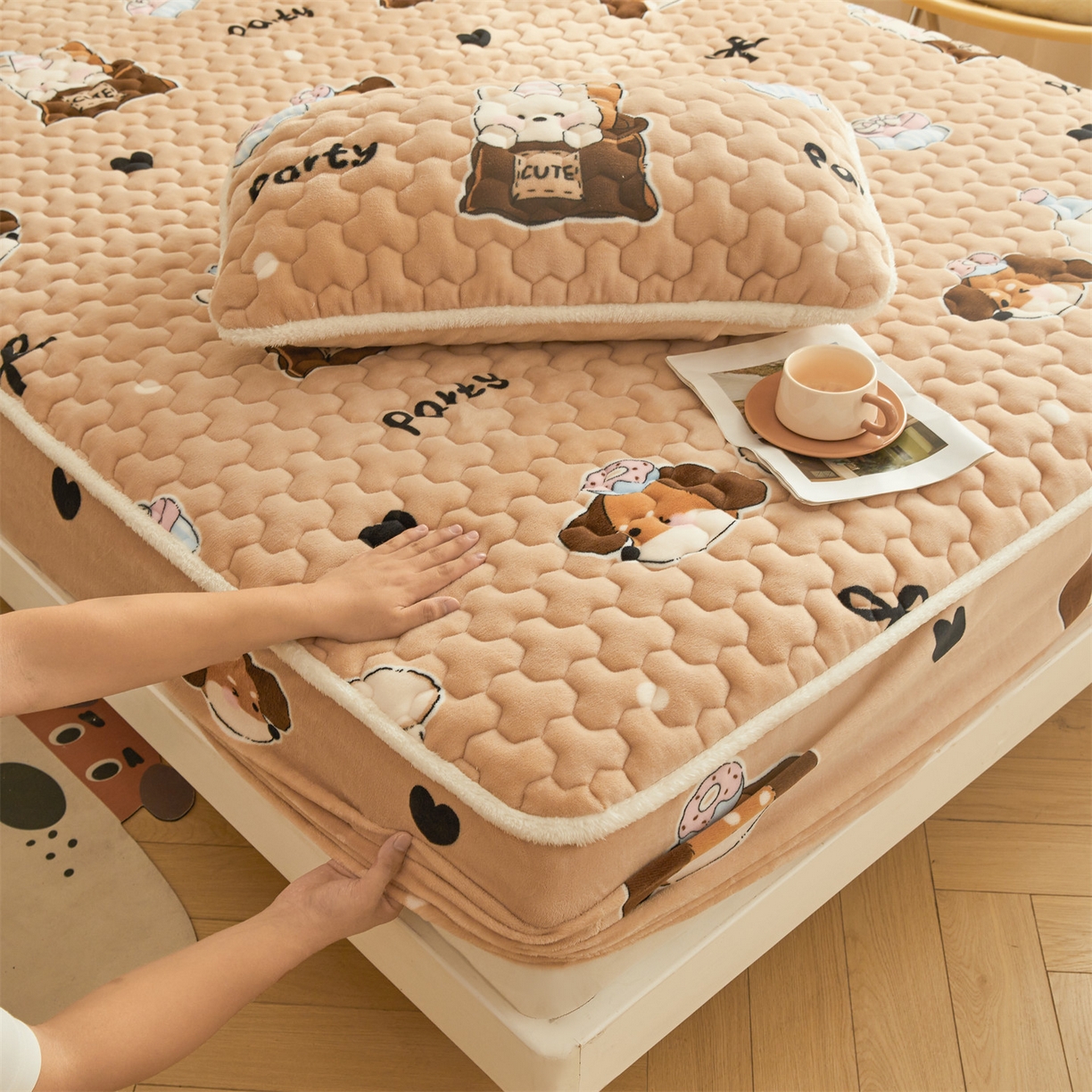 91家纺网 家纺一手货源 找家纺 雯豆家纺 2025新款牛奶绒夹棉床笠印花款床垫保护套秋冬保暖床罩 牛奶绒夹棉床笠-狂欢派对