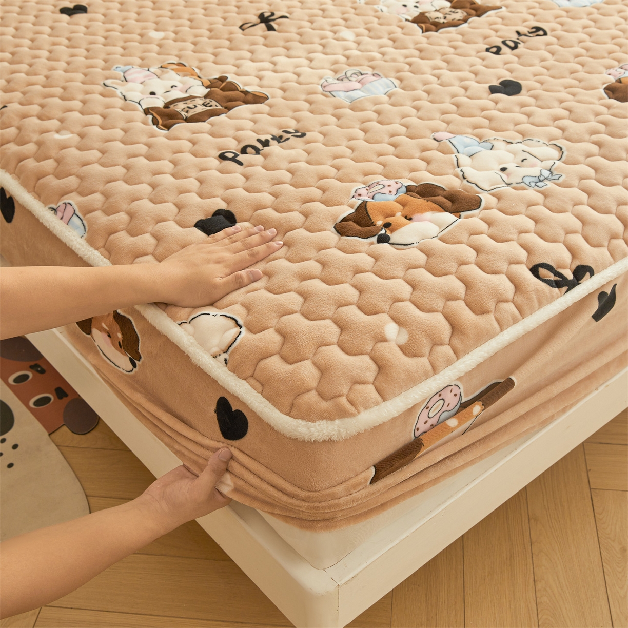 91家纺网 家纺一手货源 找家纺 雯豆家纺 2025新款牛奶绒夹棉床笠印花款床垫保护套秋冬保暖床罩 牛奶绒夹棉床笠-狂欢派对