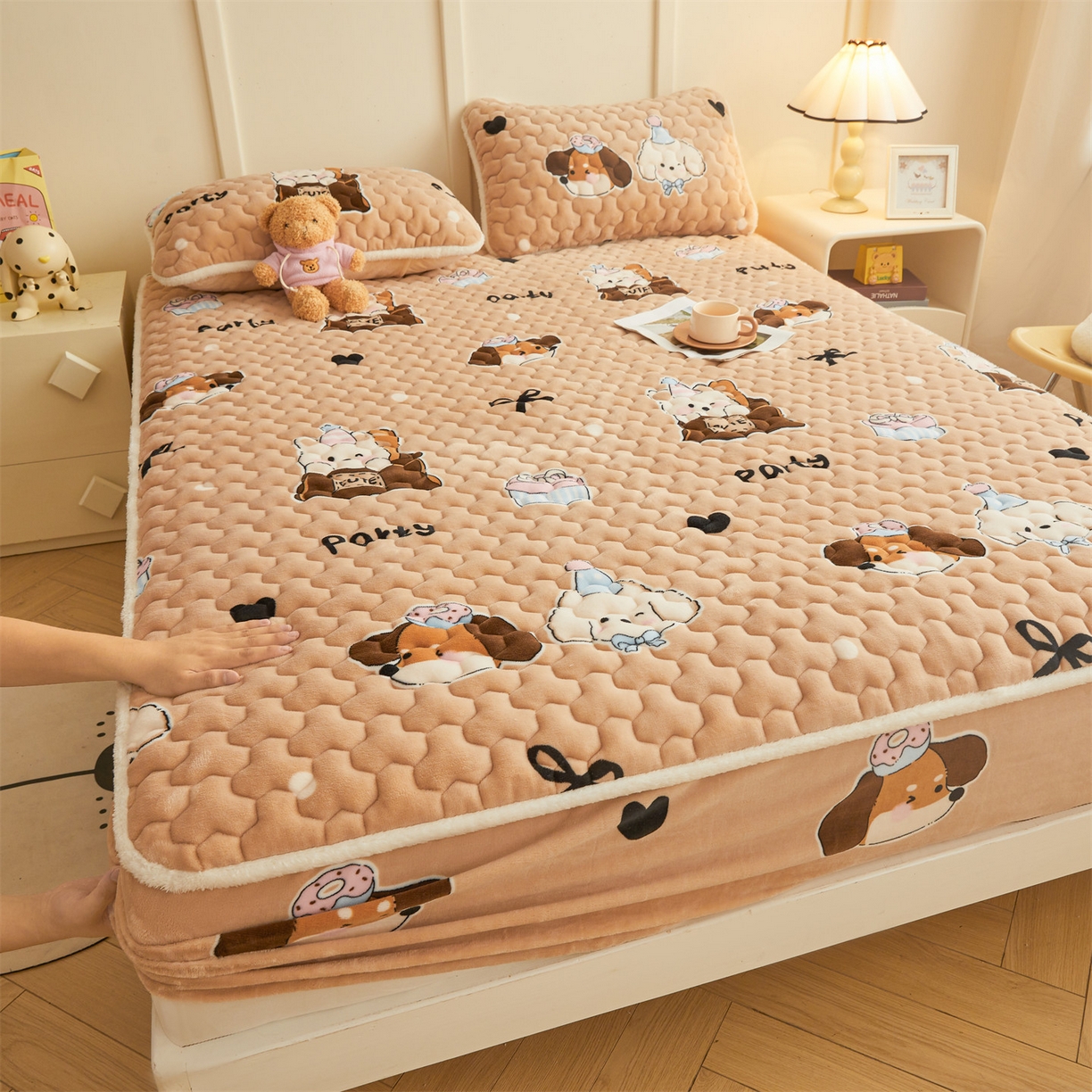 91家纺网 家纺一手货源 找家纺 雯豆家纺 2025新款牛奶绒夹棉床笠印花款床垫保护套秋冬保暖床罩 牛奶绒夹棉床笠-狂欢派对