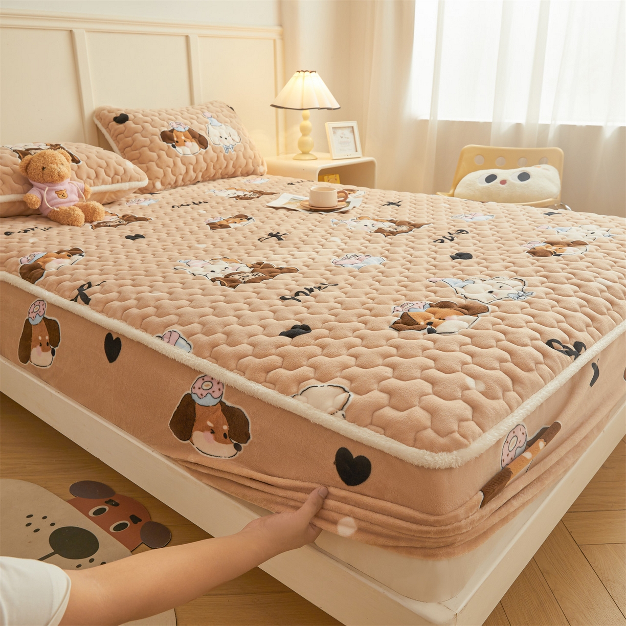 91家纺网 家纺一手货源 找家纺 雯豆家纺 2025新款牛奶绒夹棉床笠印花款床垫保护套秋冬保暖床罩 牛奶绒夹棉床笠-狂欢派对