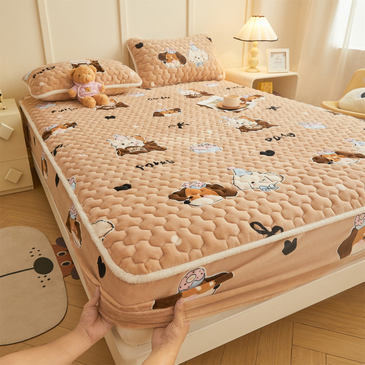 91家纺网 家纺一手货源 找家纺 雯豆家纺 2025新款牛奶绒夹棉床笠印花款床垫保护套秋冬保暖床罩 牛奶绒夹棉床笠-狂欢派对