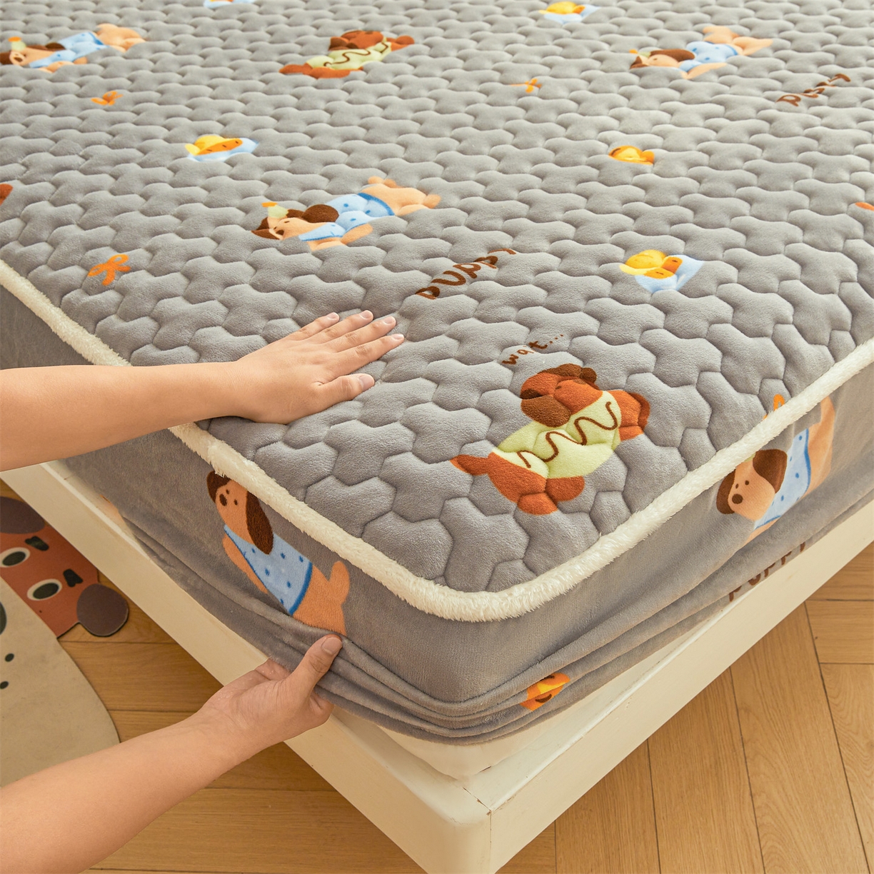 91家纺网 家纺一手货源 找家纺 雯豆家纺 2025新款牛奶绒夹棉床笠印花款床垫保护套秋冬保暖床罩 牛奶绒夹棉床笠-腊肠狗