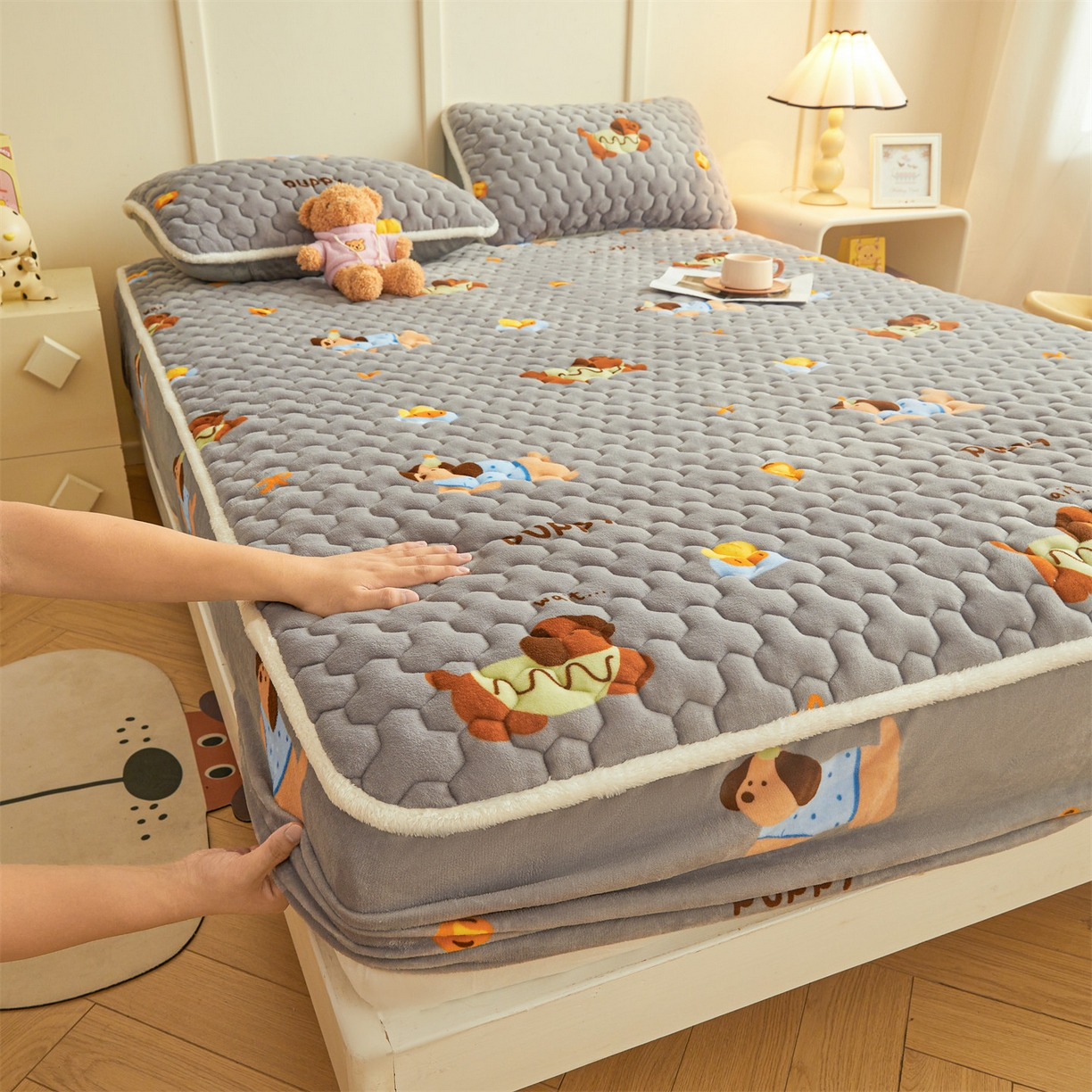 91家纺网 家纺一手货源 找家纺 雯豆家纺 2025新款牛奶绒夹棉床笠印花款床垫保护套秋冬保暖床罩 牛奶绒夹棉床笠-腊肠狗