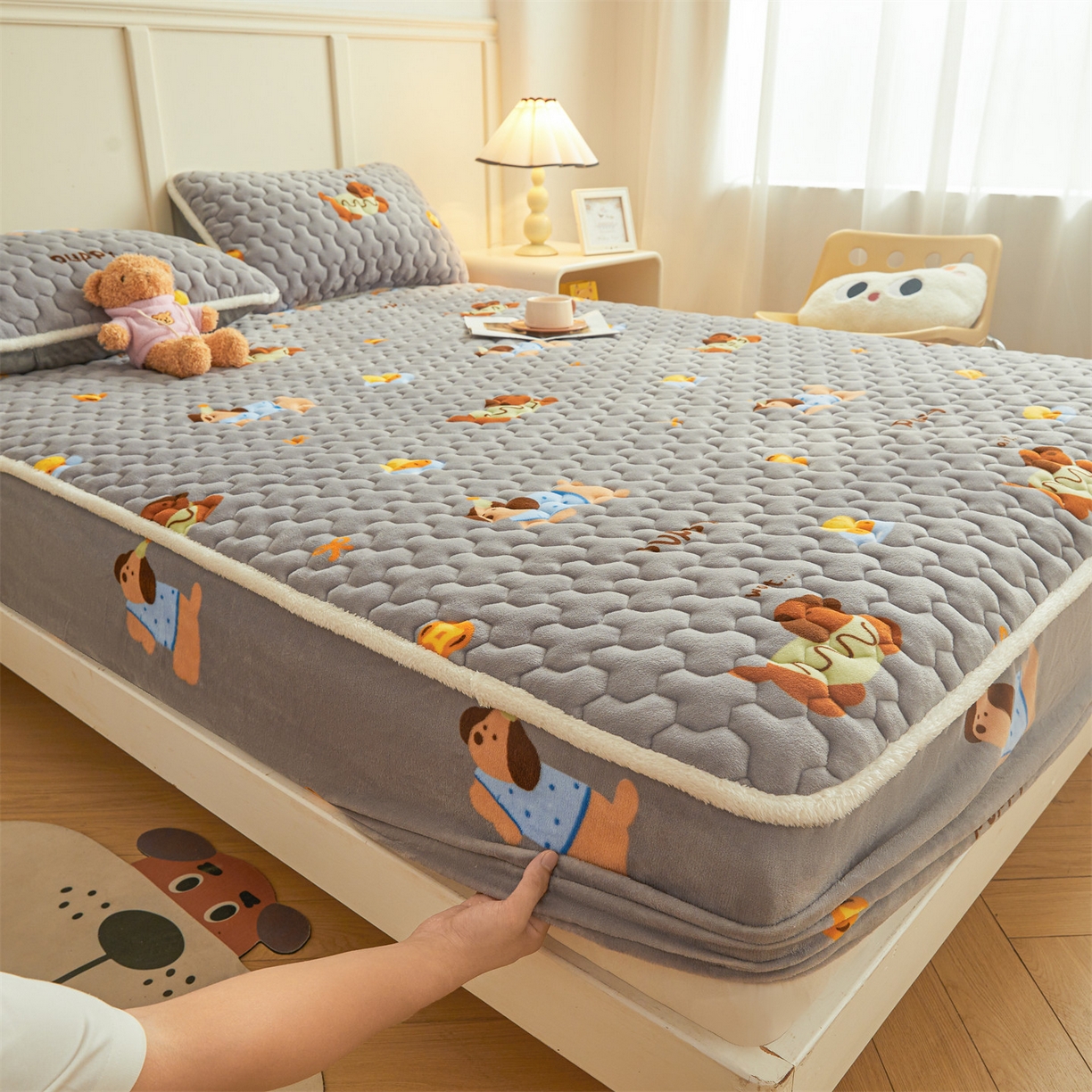 91家纺网 家纺一手货源 找家纺 雯豆家纺 2025新款牛奶绒夹棉床笠印花款床垫保护套秋冬保暖床罩 牛奶绒夹棉床笠-腊肠狗