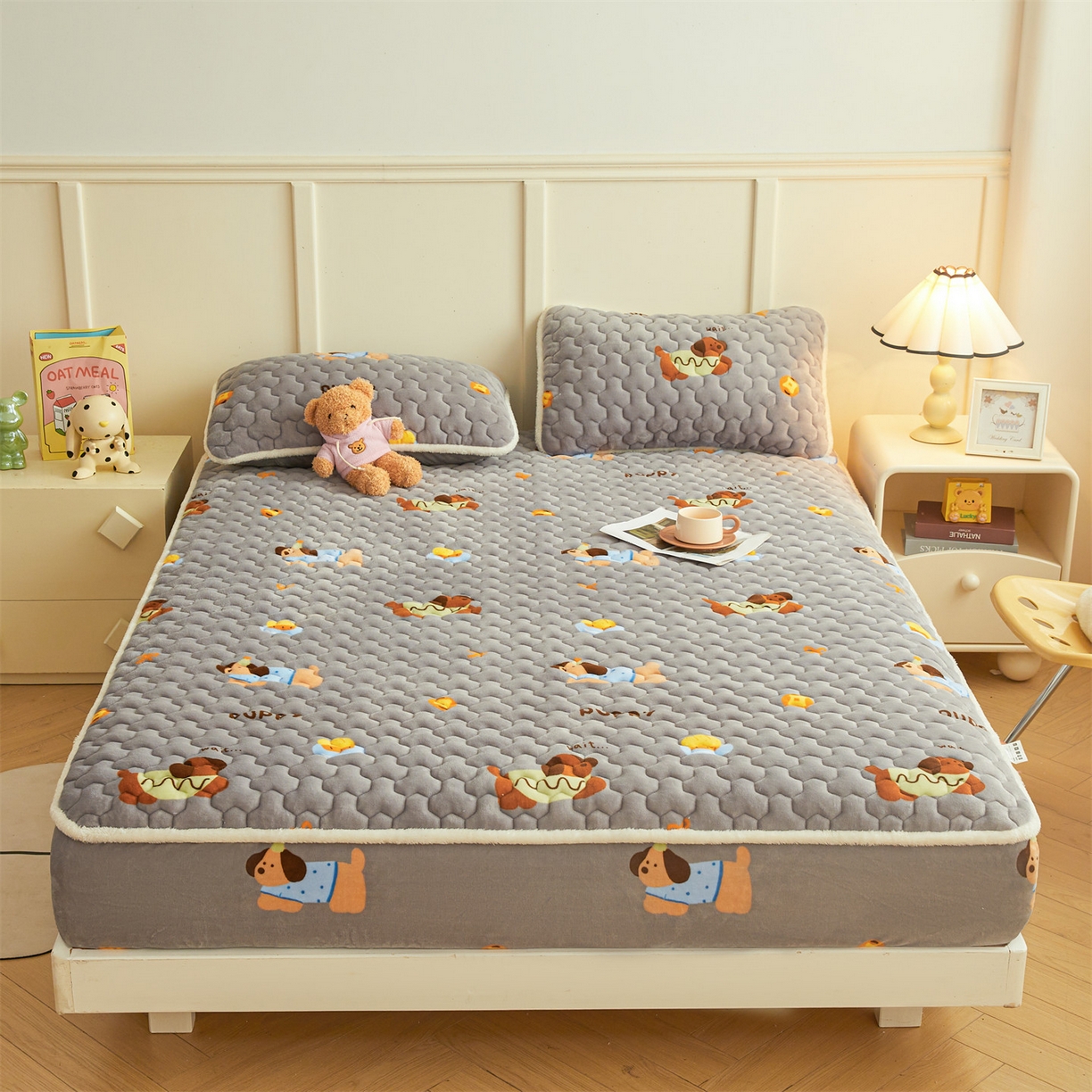 91家纺网 家纺一手货源 找家纺 雯豆家纺 2025新款牛奶绒夹棉床笠印花款床垫保护套秋冬保暖床罩 牛奶绒夹棉床笠-腊肠狗