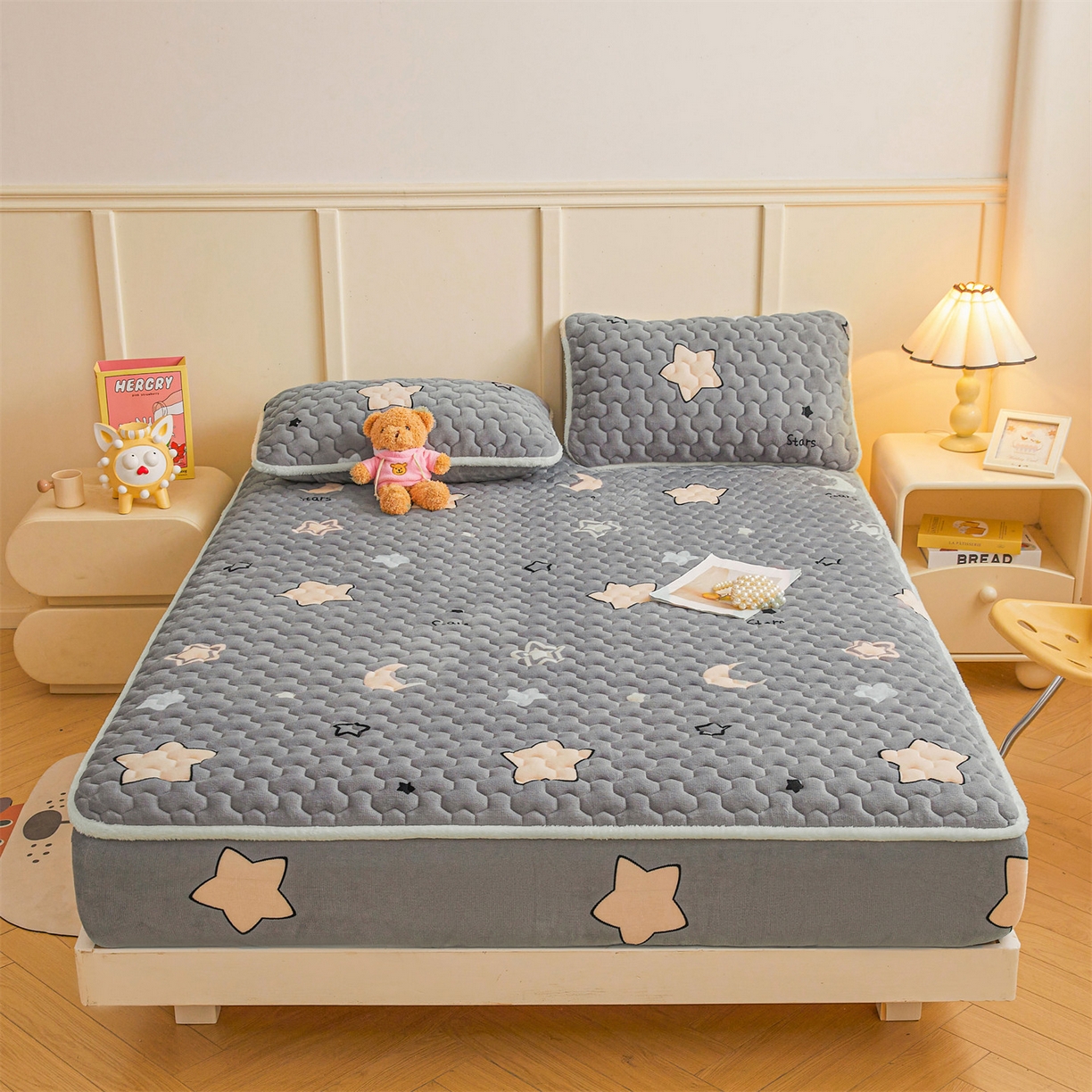 91家纺网 家纺一手货源 找家纺 雯豆家纺 2025新款牛奶绒夹棉床笠印花款床垫保护套秋冬保暖床罩 牛奶绒夹棉床笠-满天星